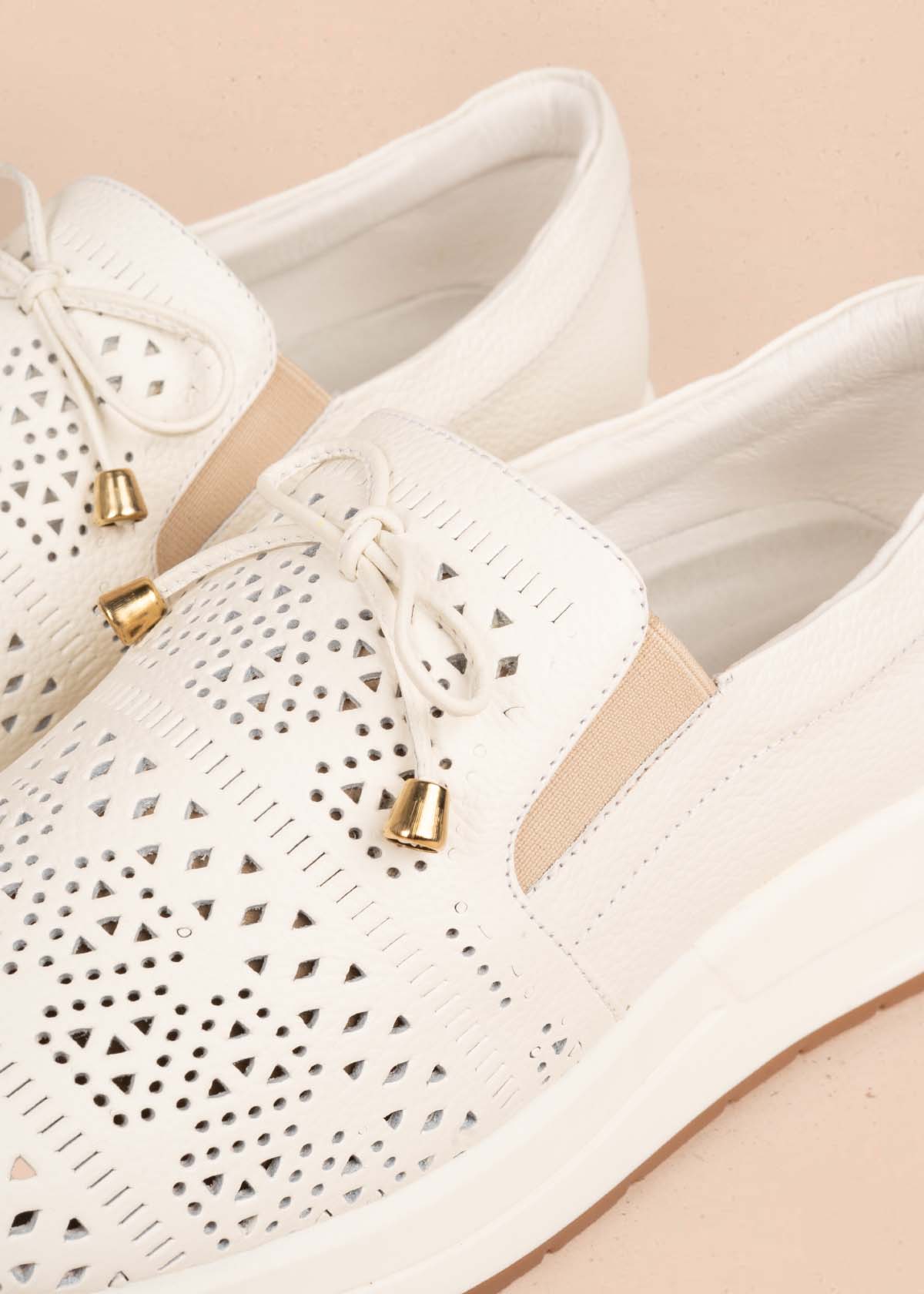 Tenis casuales en cuero color talco con perforaciones 105493