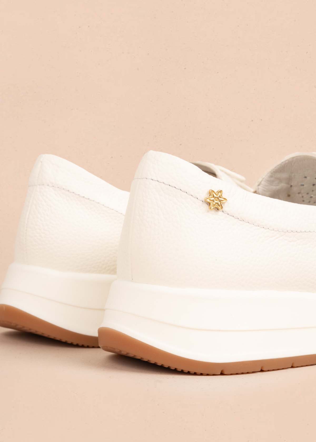 Tenis casuales en cuero color talco con perforaciones 105493