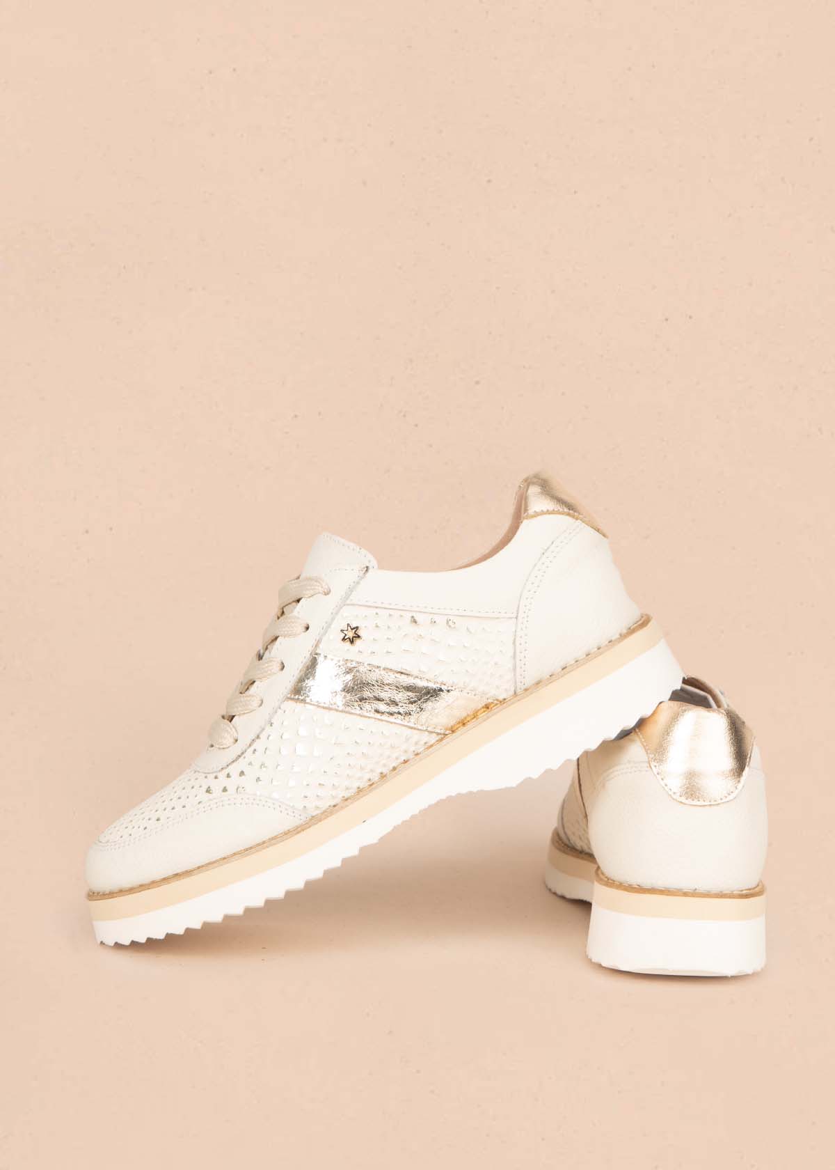 Zapatos con atadura en cuero color beige con folia 105502
