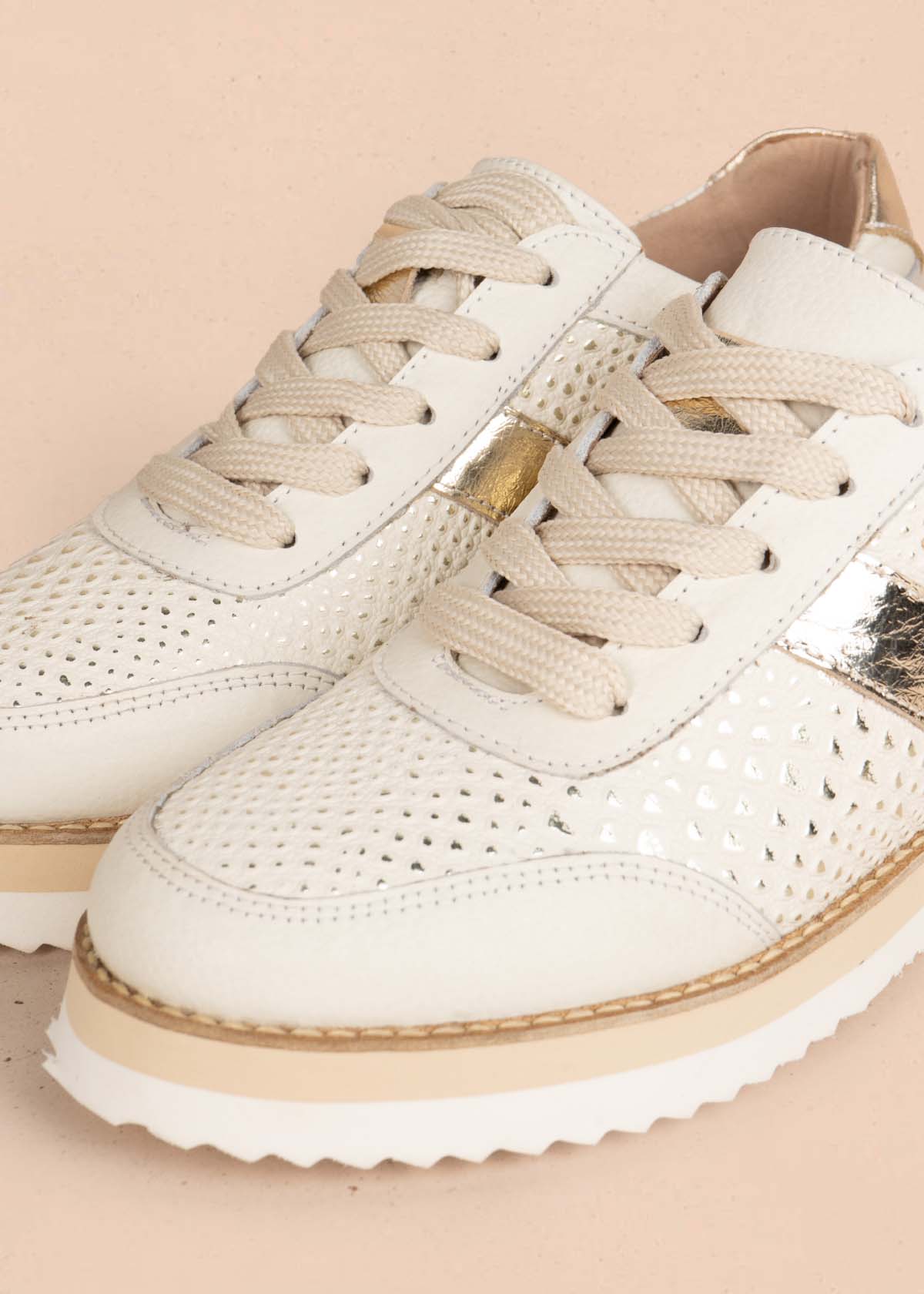 Zapatos con atadura en cuero color beige con folia 105502