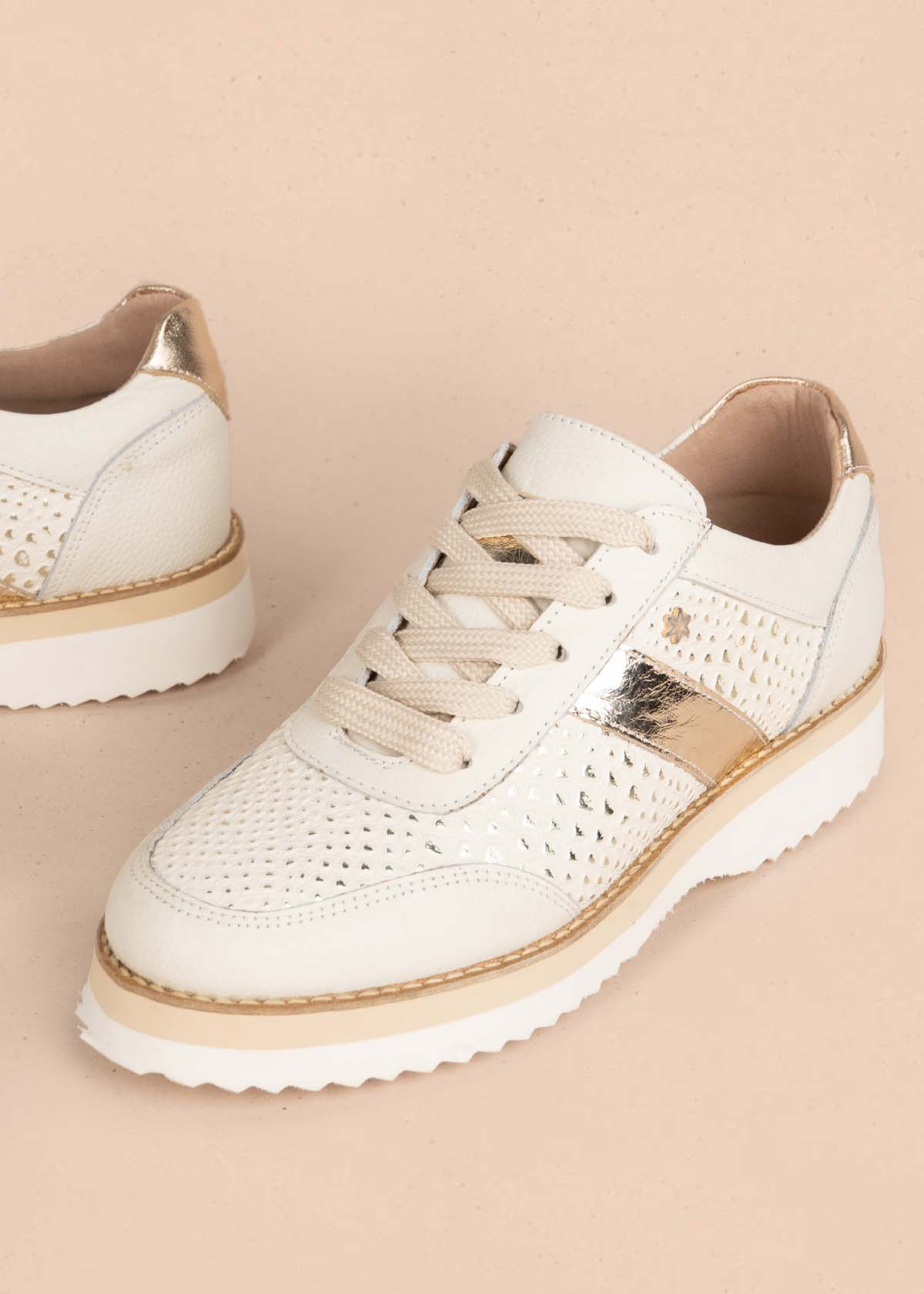 Zapatos con atadura en cuero color beige con folia 105502