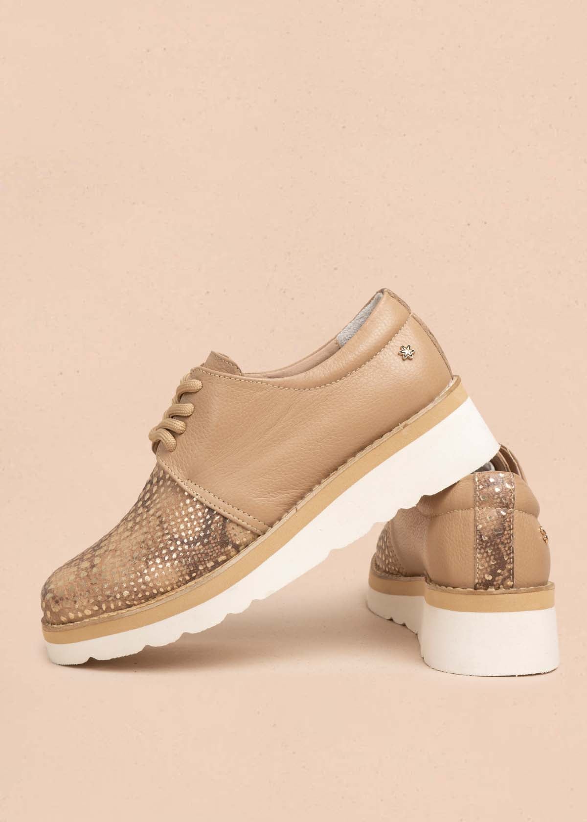 Zapatos con atadura en cuero color camel con folia pitón 105503