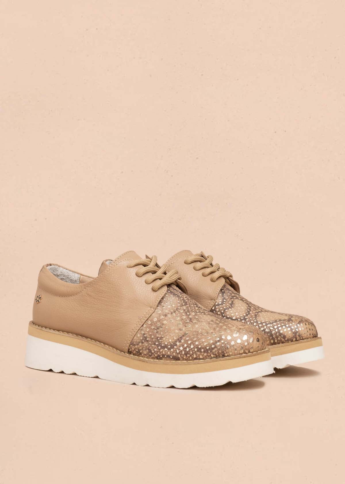 Zapatos con atadura en cuero color camel con folia pitón 105503