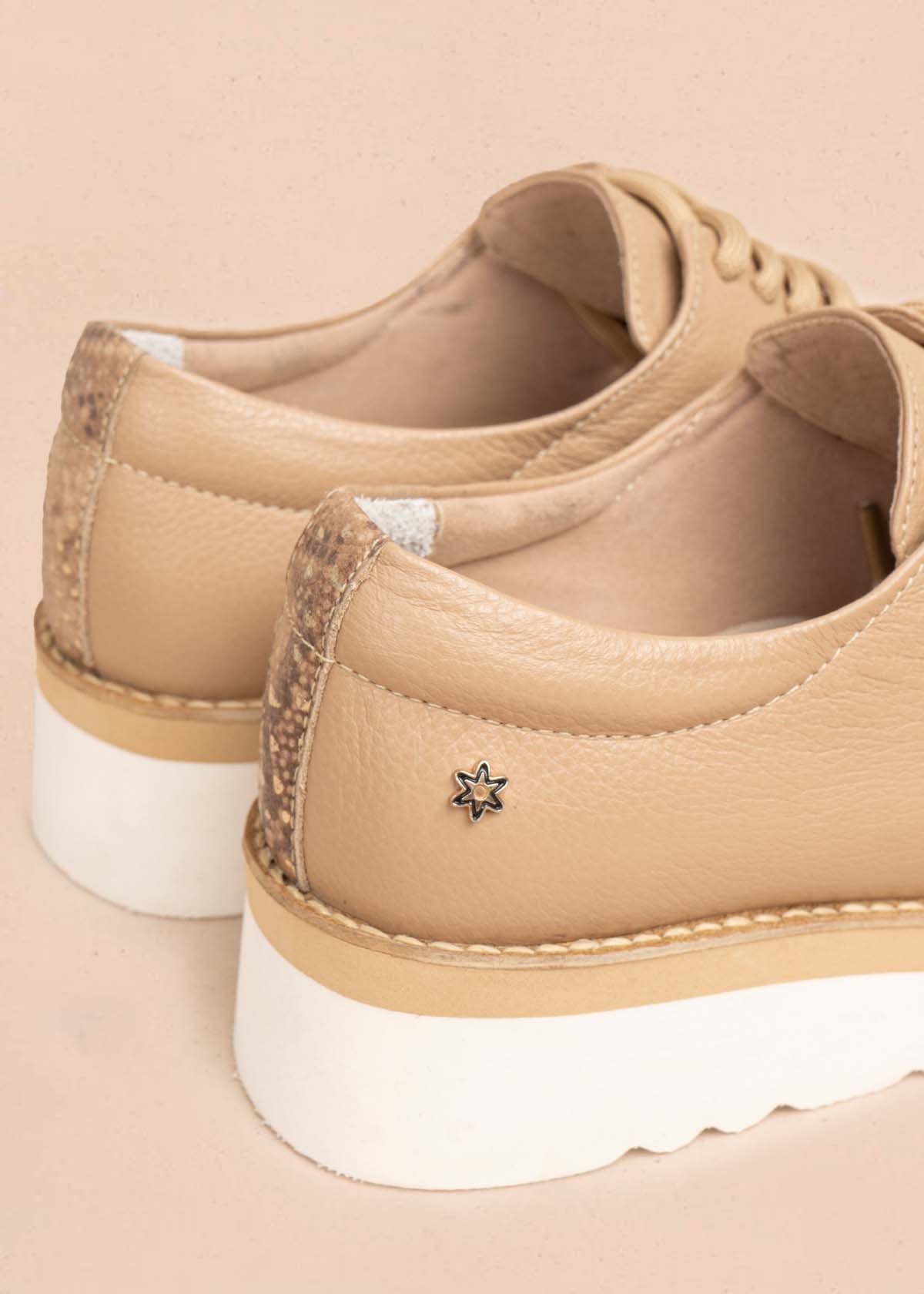 Zapatos con atadura en cuero color camel con folia pitón 105503