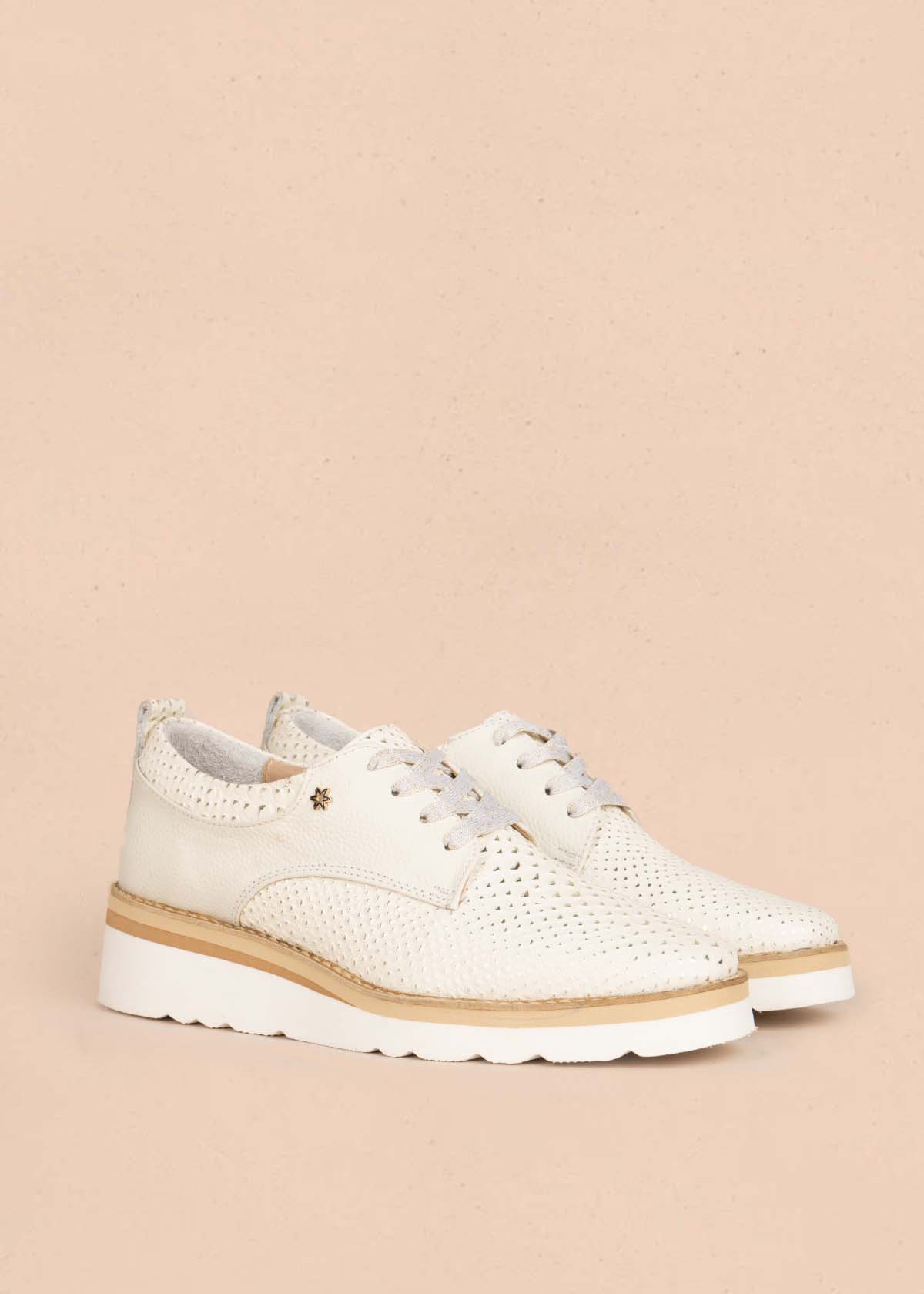 Zapatos con atadura en cuero color beige con folia 105504