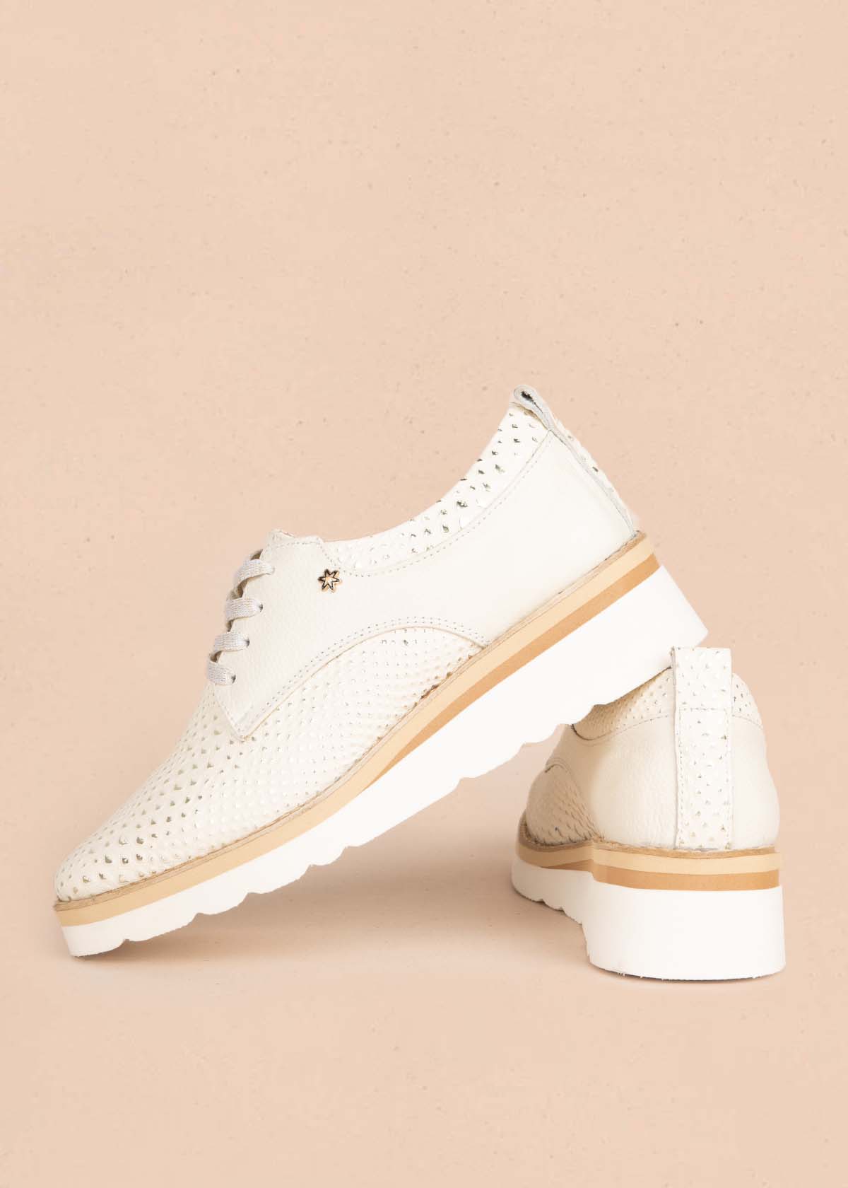 Zapatos con atadura en cuero color beige con folia 105504
