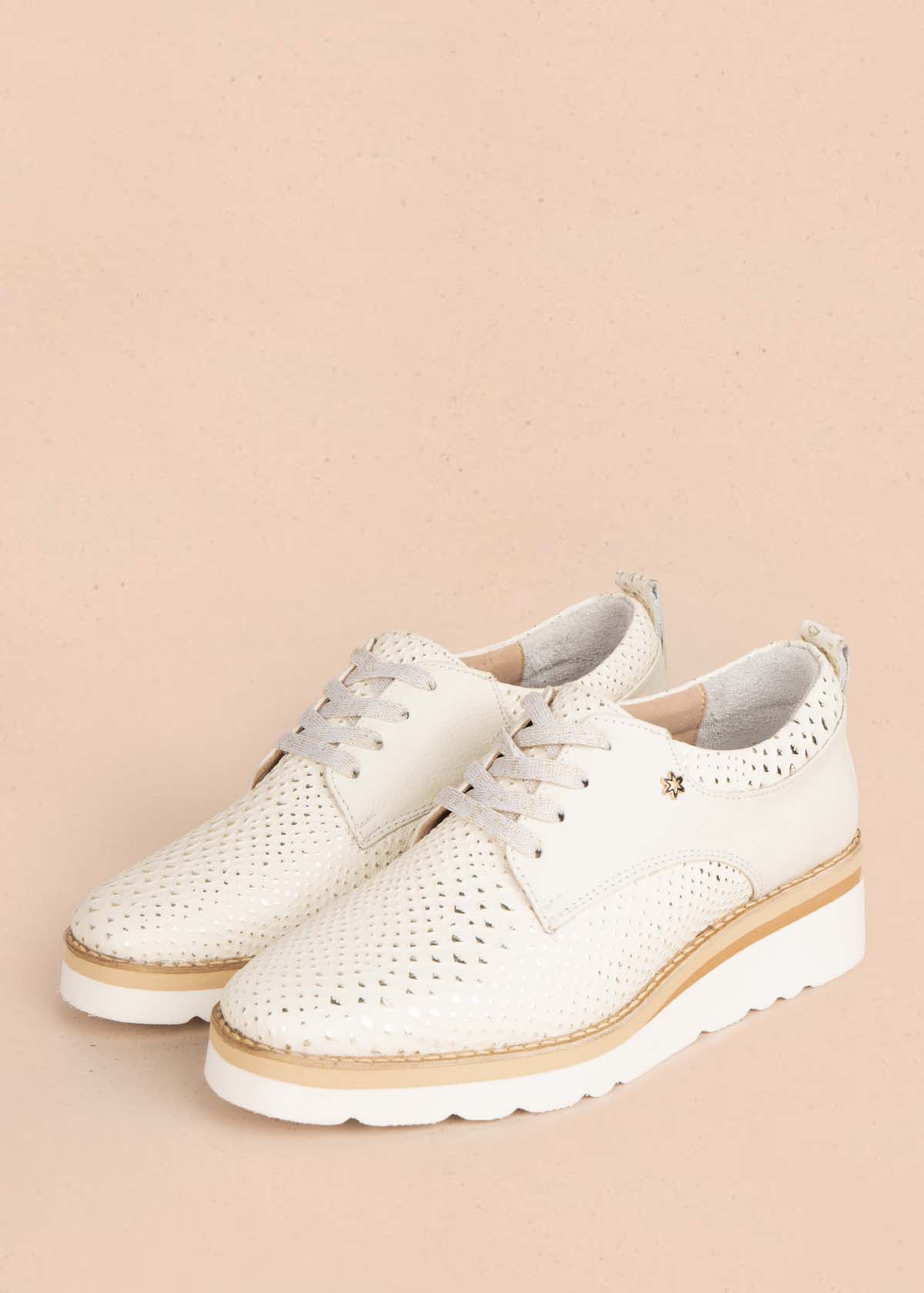Zapatos con atadura en cuero color beige con folia 105504