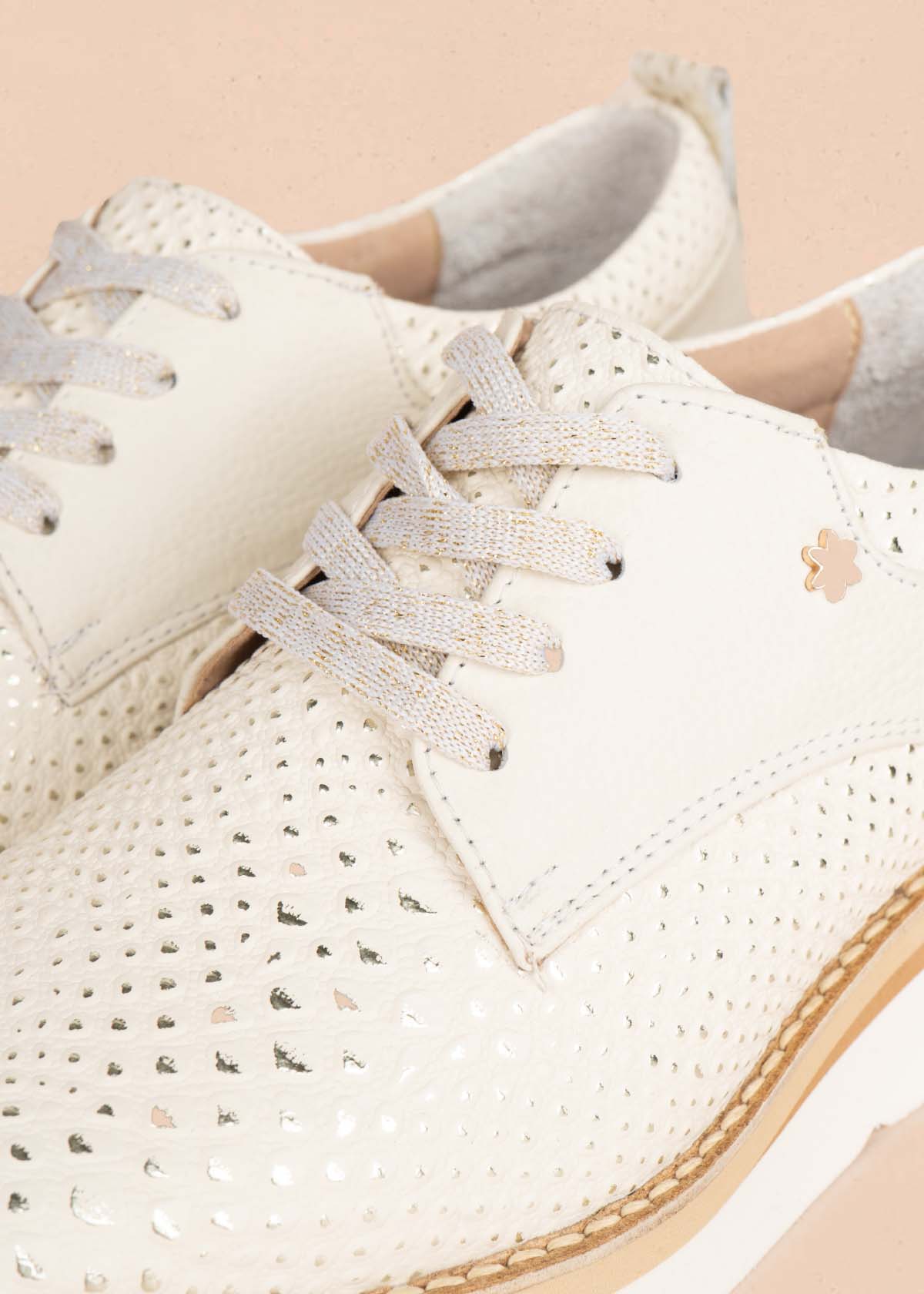 Zapatos con atadura en cuero color beige con folia 105504