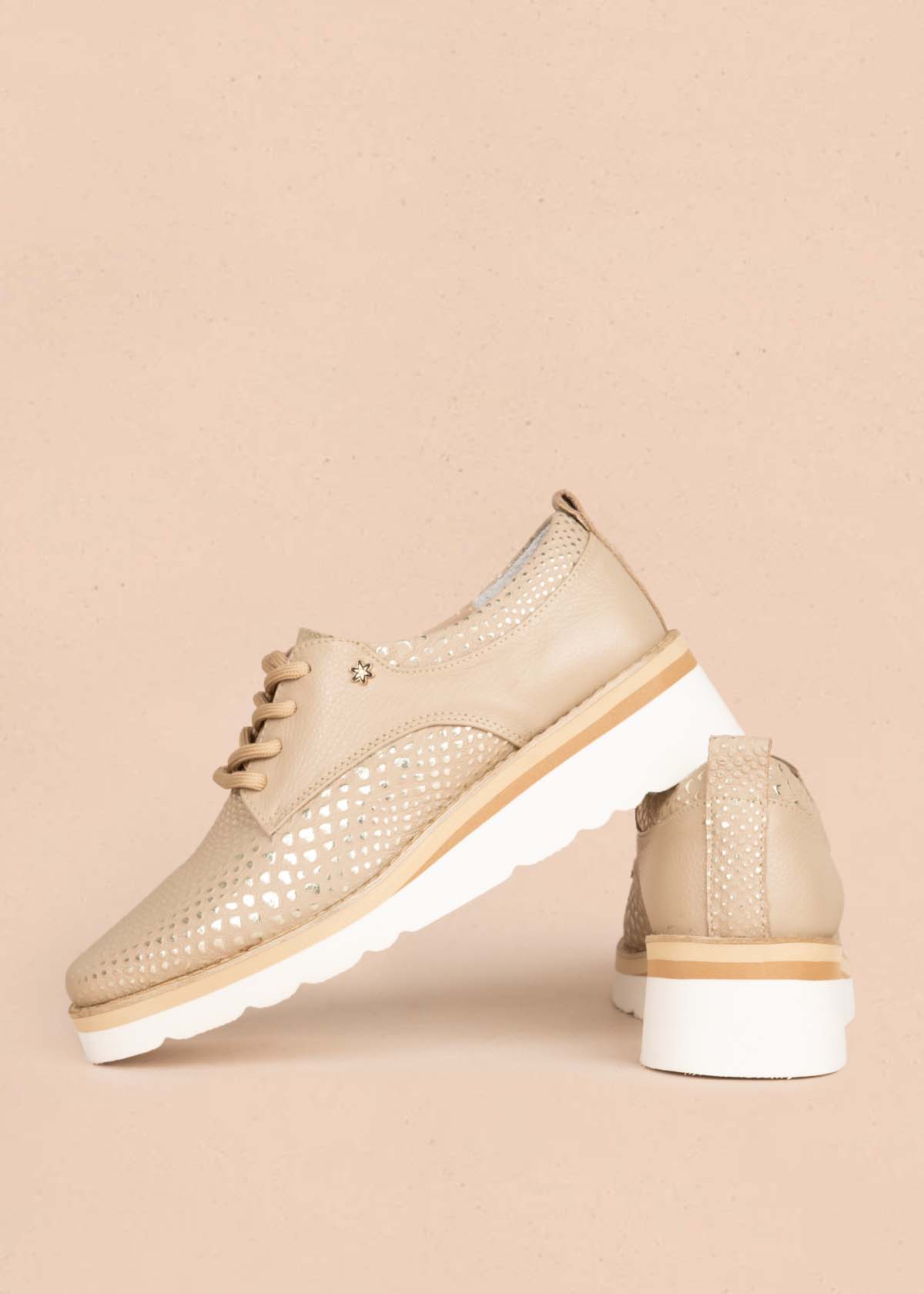 Zapatos con atadura en cuero color camel con folia 105504