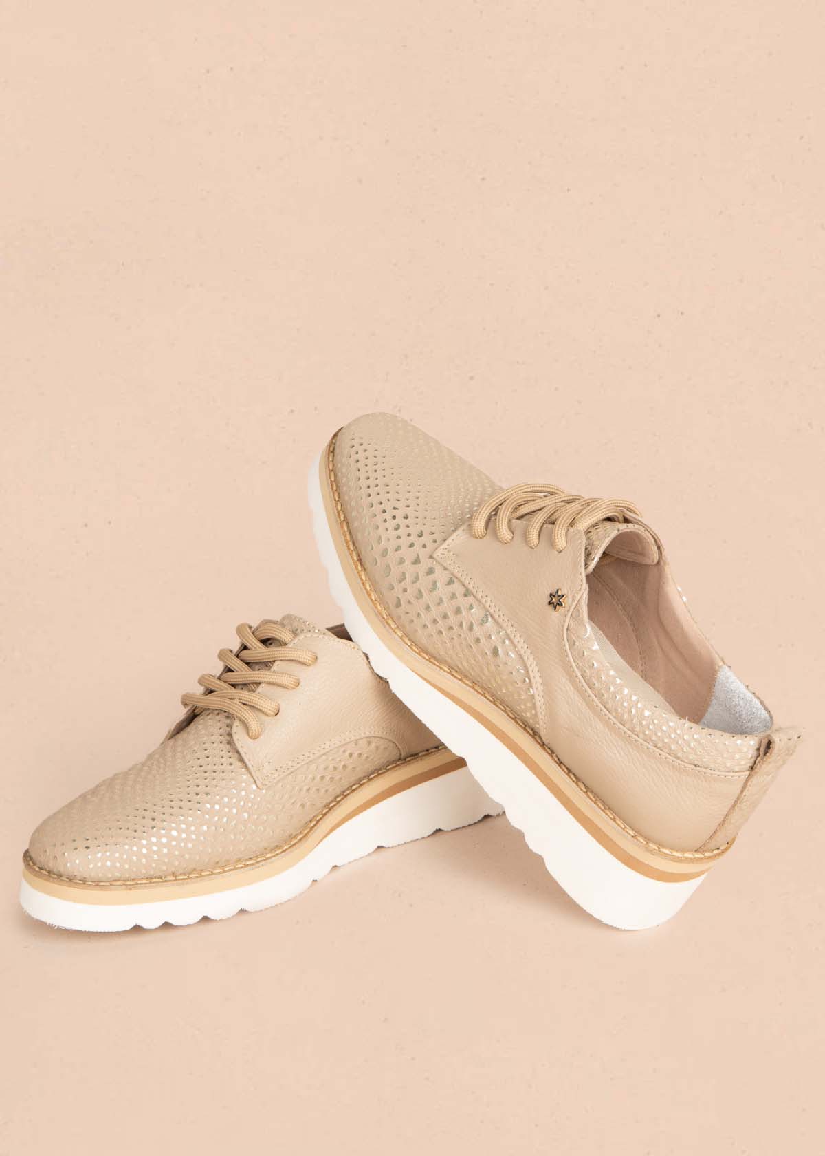 Zapatos con atadura en cuero color camel con folia 105504