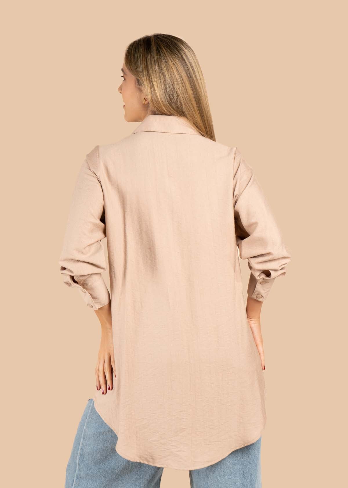 Blusa larga color beige con bolsillo 105530
