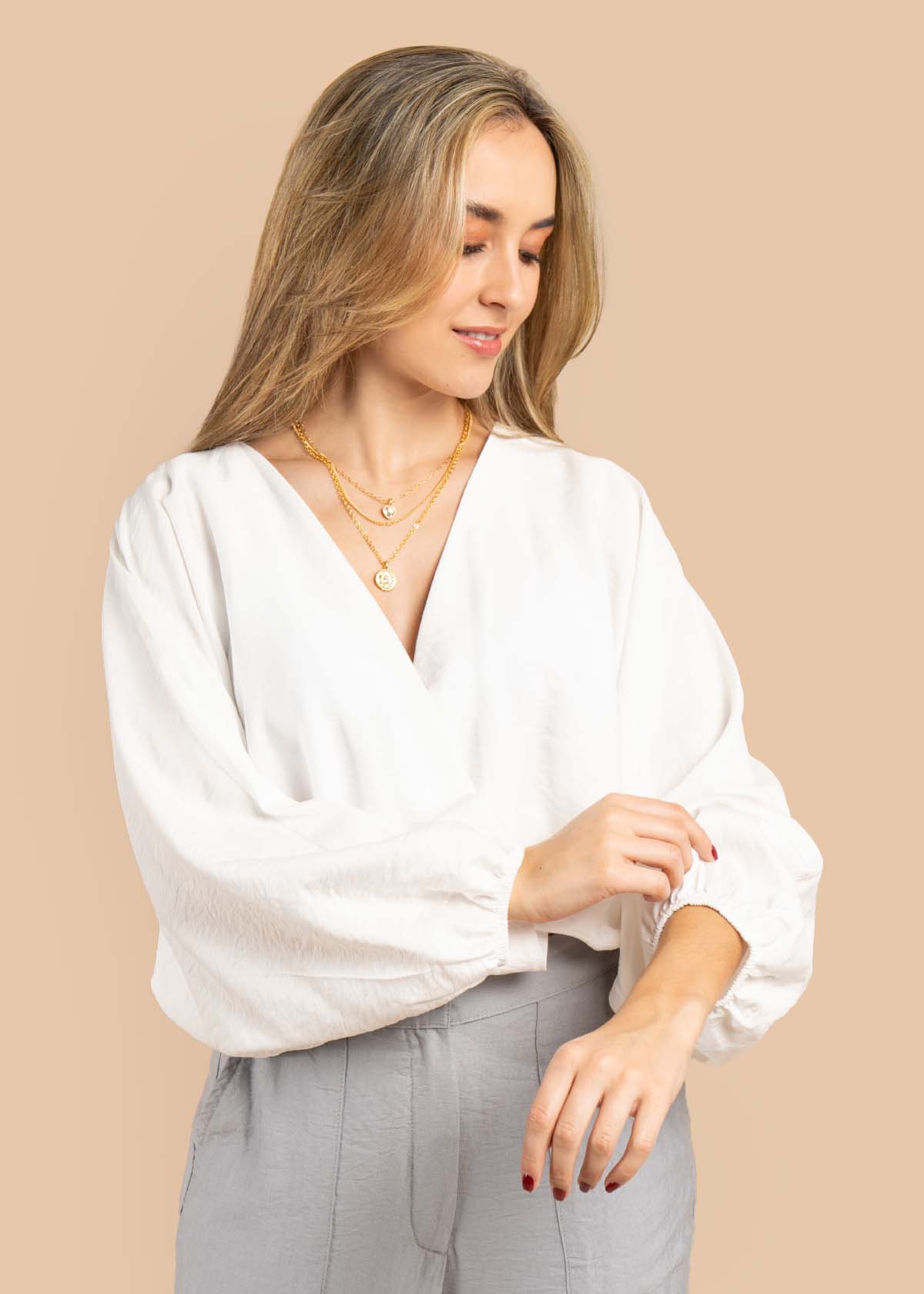 Blusa color blanco con cuello V  105531