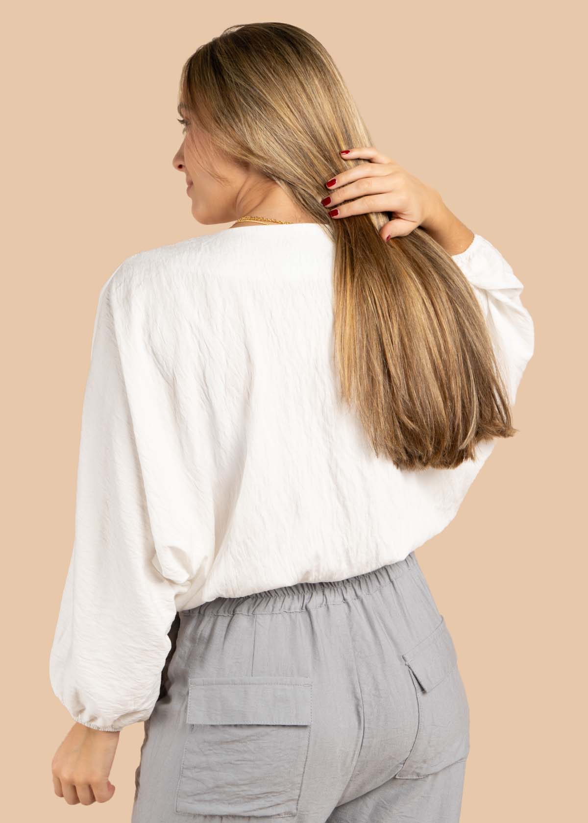 Blusa color blanco con cuello V  105531