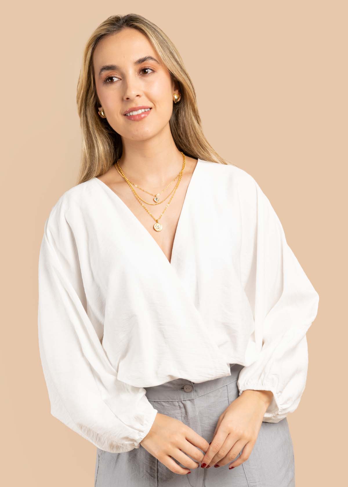 Blusa color blanco con cuello V  105531