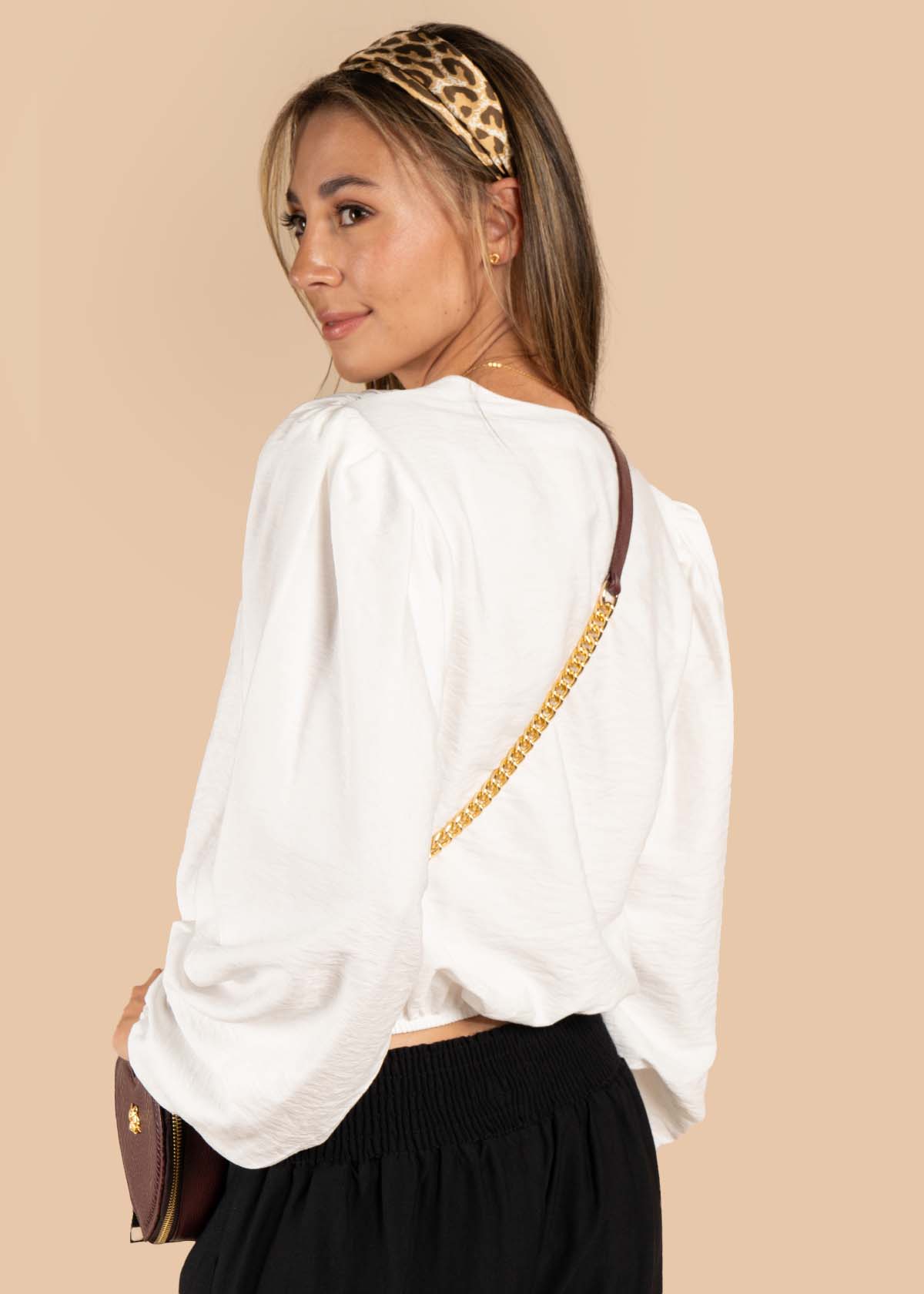 Blusa color blanco con cuello en V y resorte en cintura 105534
