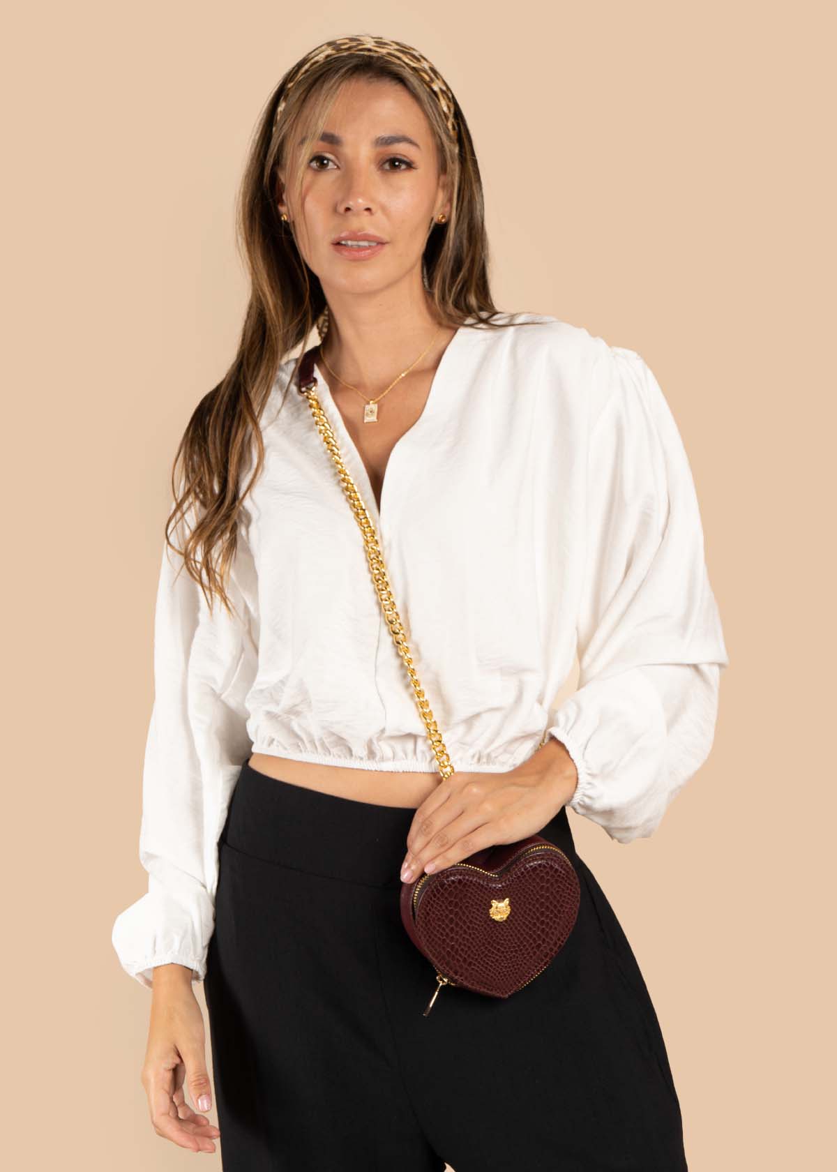 Blusa color blanco con cuello en V y resorte en cintura 105534