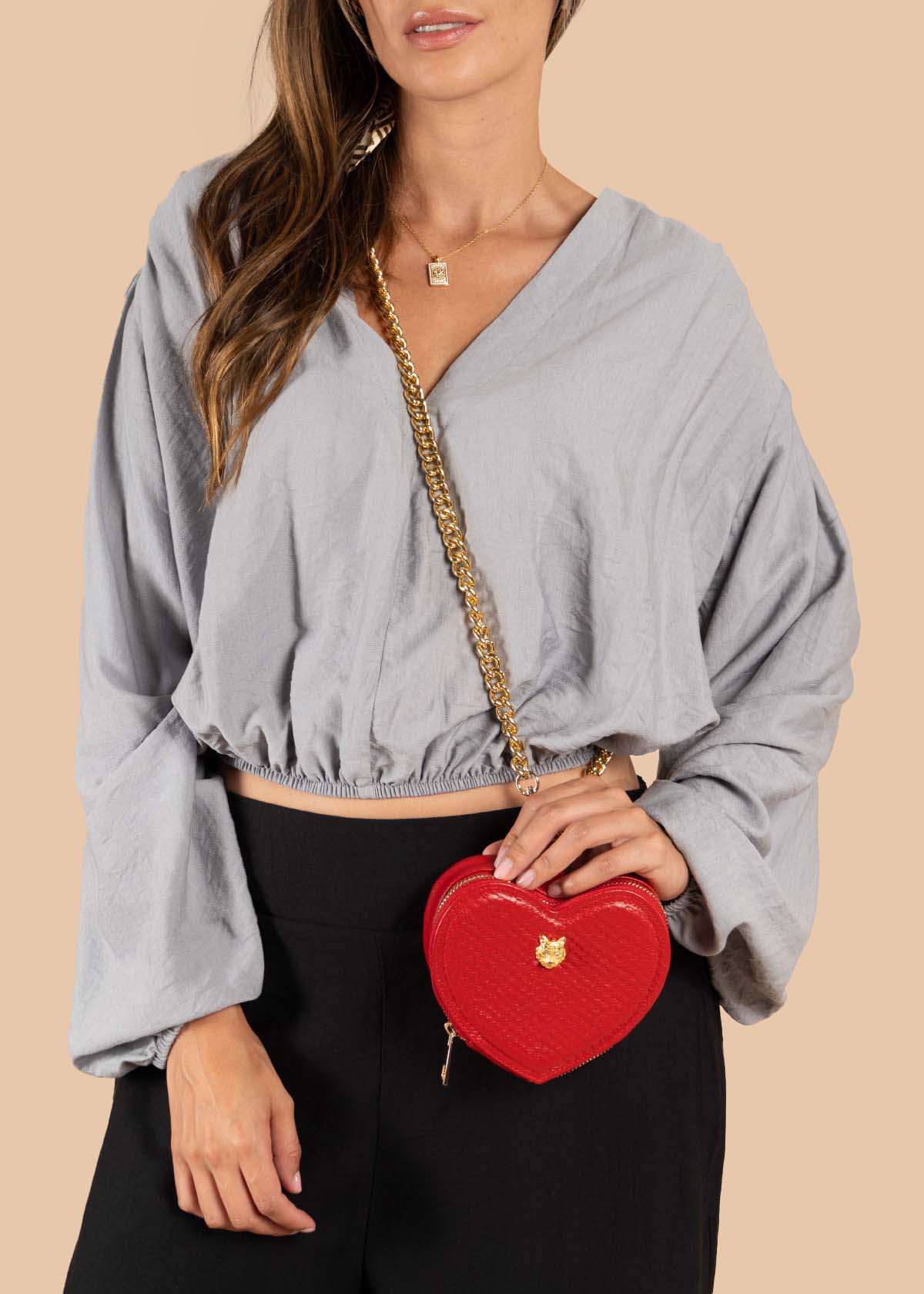 Blusa color gris con cuello en V y resorte en cintura 105534