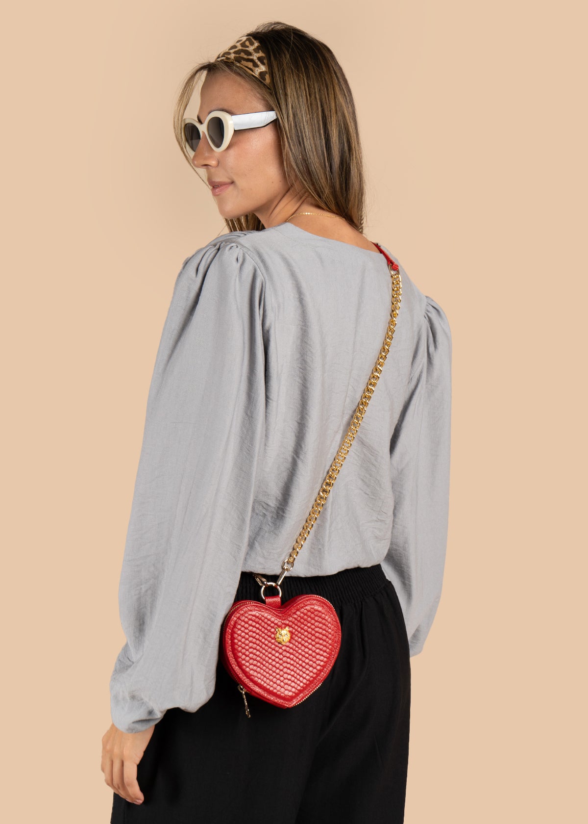 Blusa color gris con cuello en V y resorte en cintura 105534