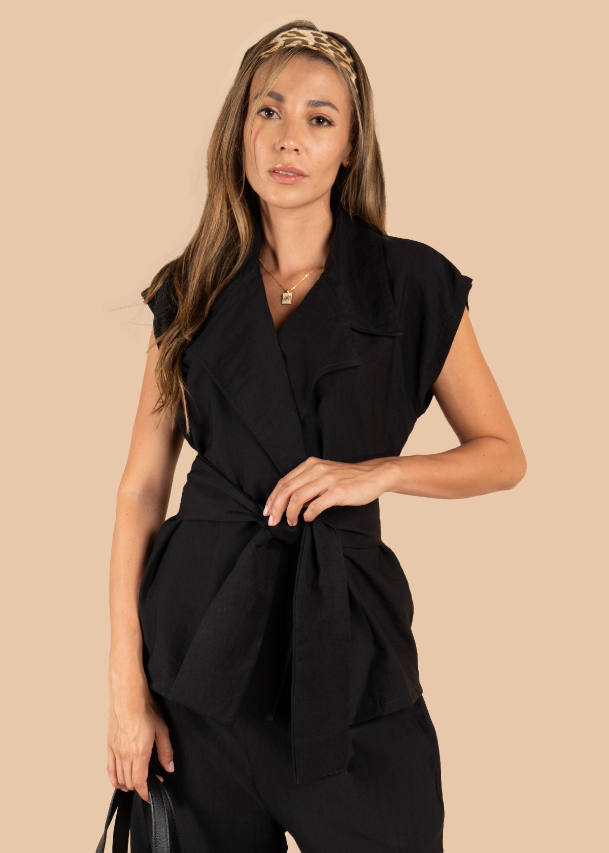 Chaleco color negro con cinturón 105535