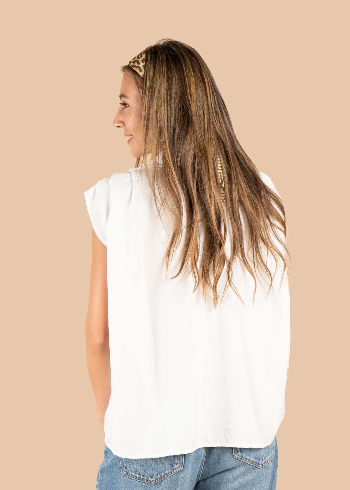 Blusa color blanco con cuello solapa 105538