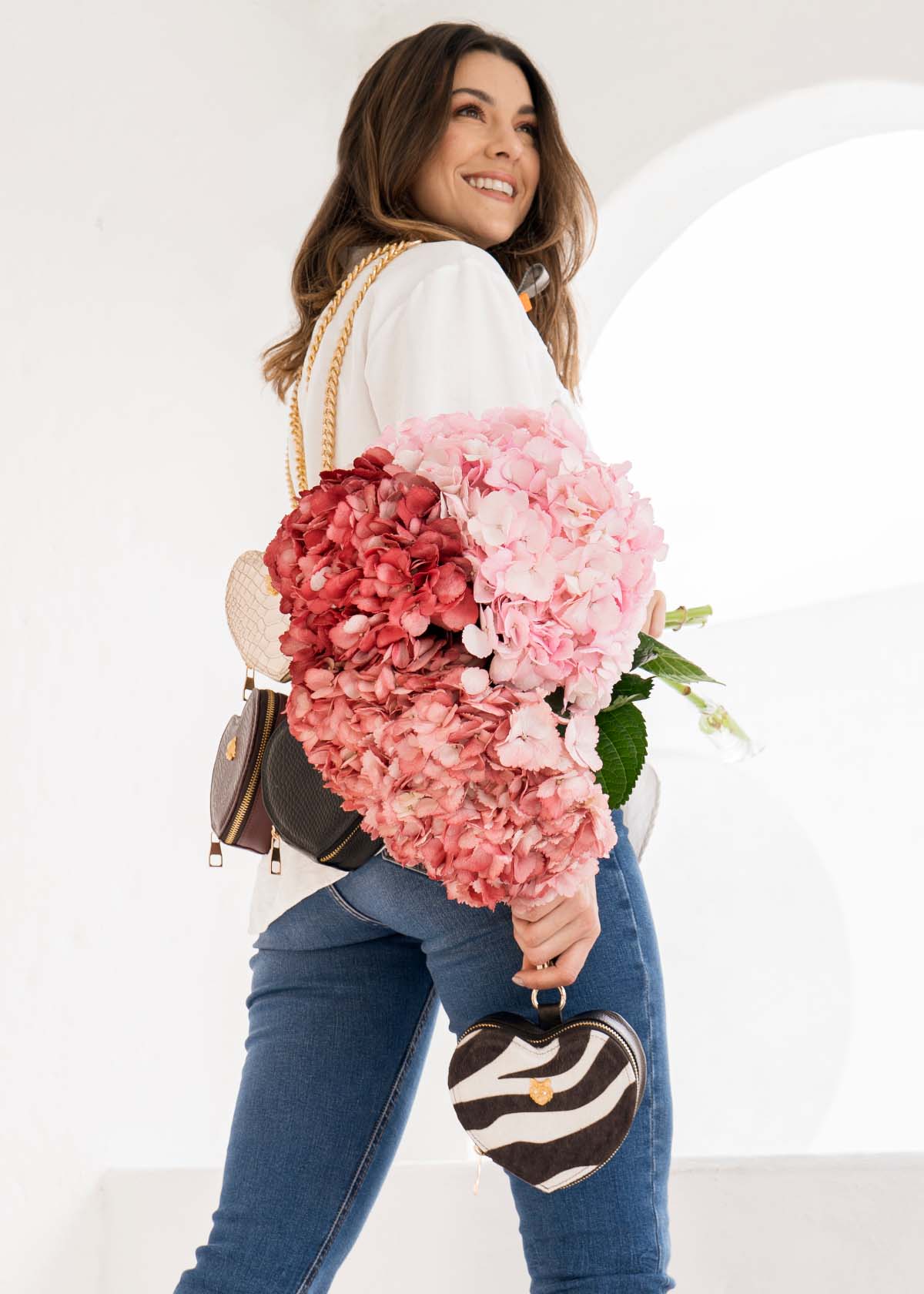Bolso manos libres en cuero con forma de corazón color negro 105559