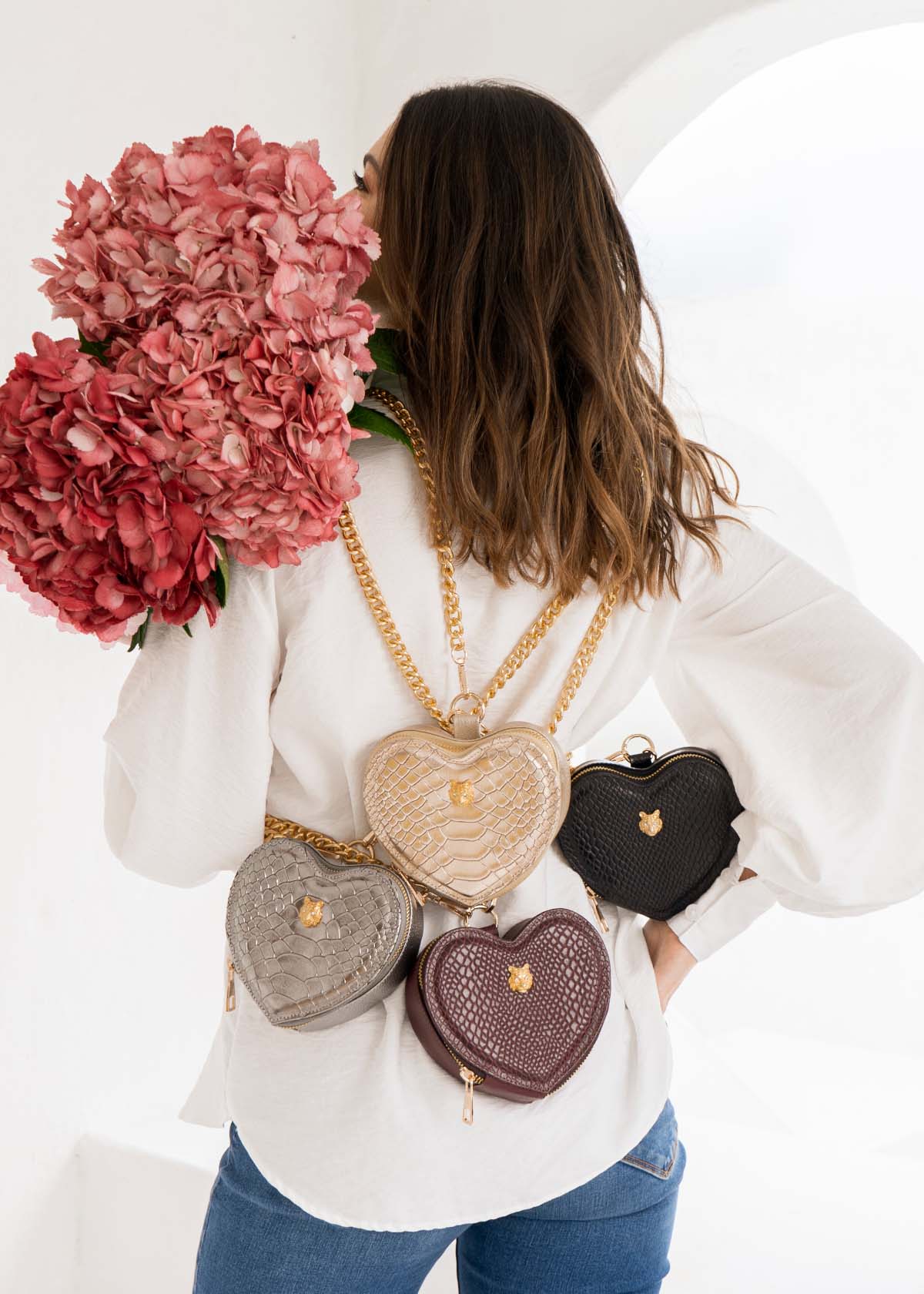 Bolso manos libres en cuero con forma de corazón color negro 105560