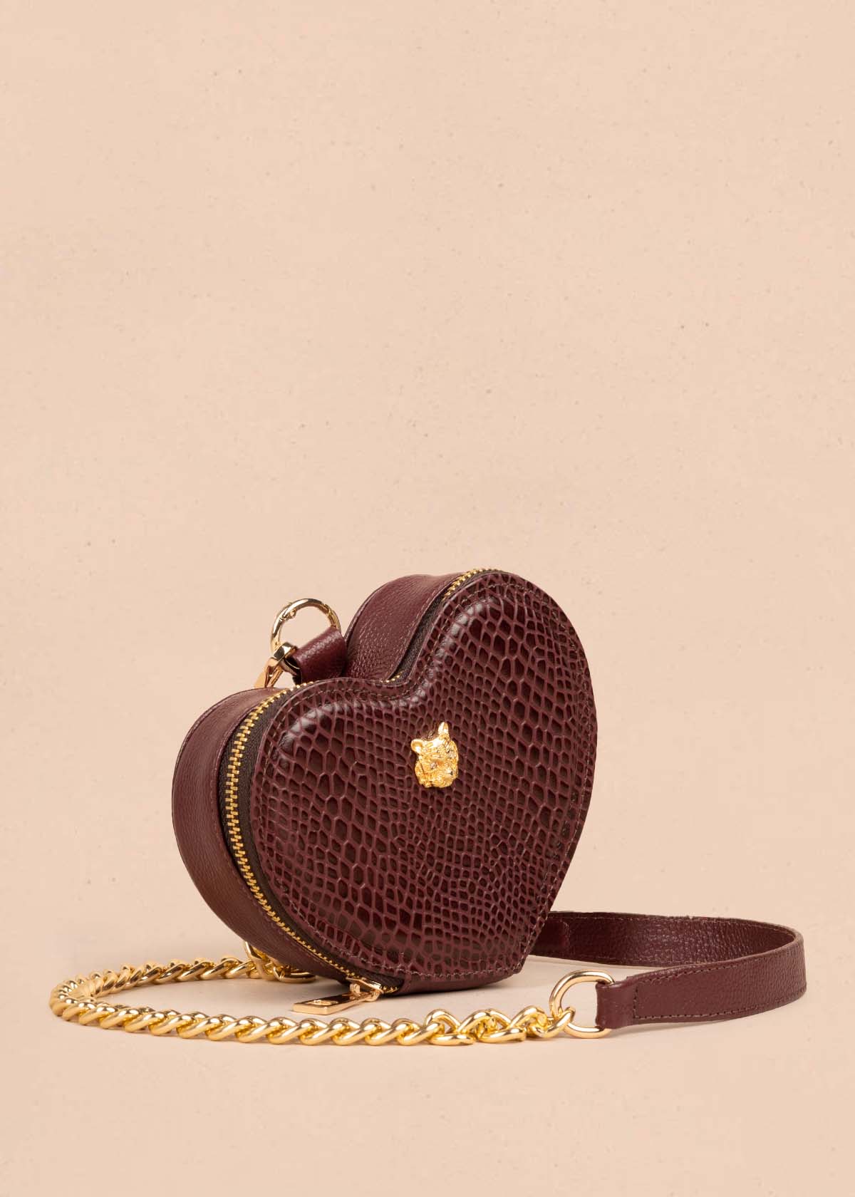 Bolso manos libres en cuero con forma de corazón color vinotinto 105560