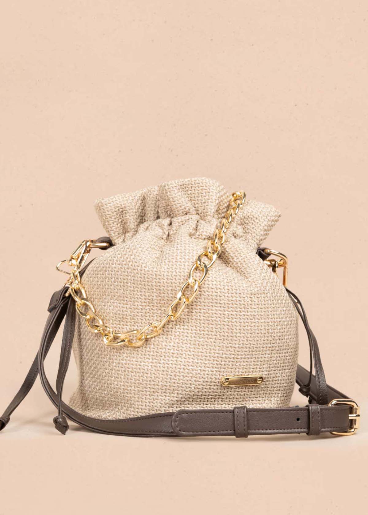 Bolso manos libres color camel con cadena 105563