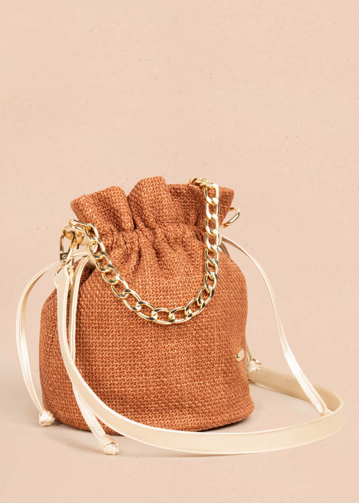 Bolso manos libres color terracota con cadena 105563