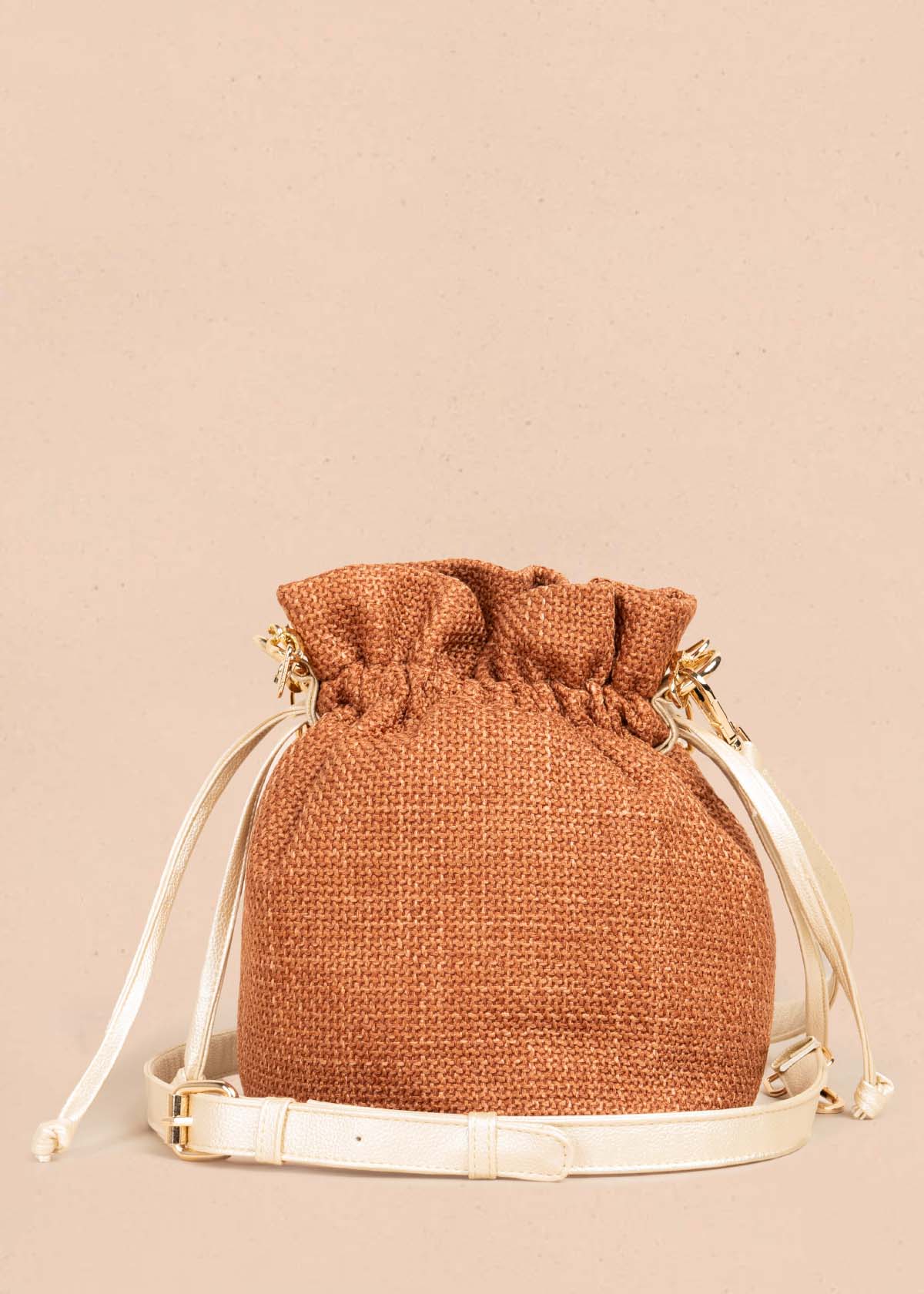 Bolso manos libres color terracota con cadena 105563