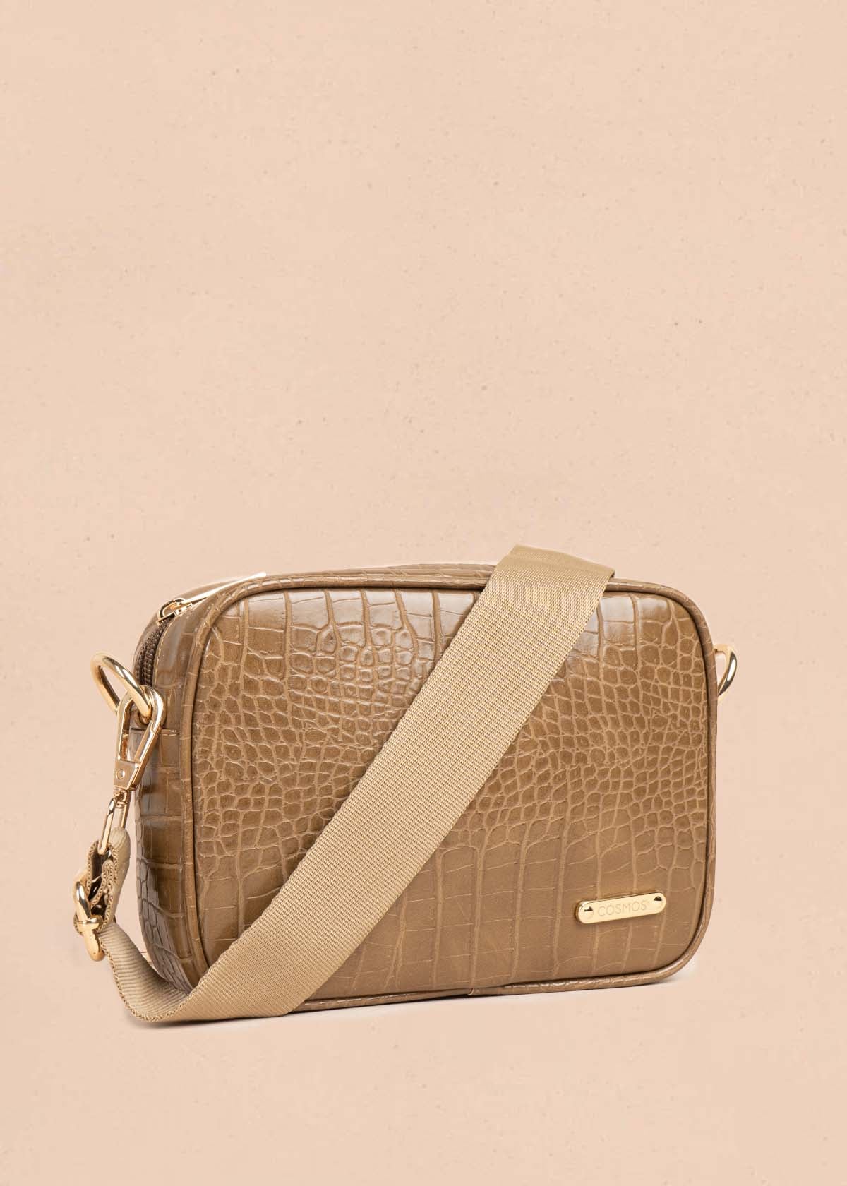 Bolso manos libres color taupe con textura croco 105565