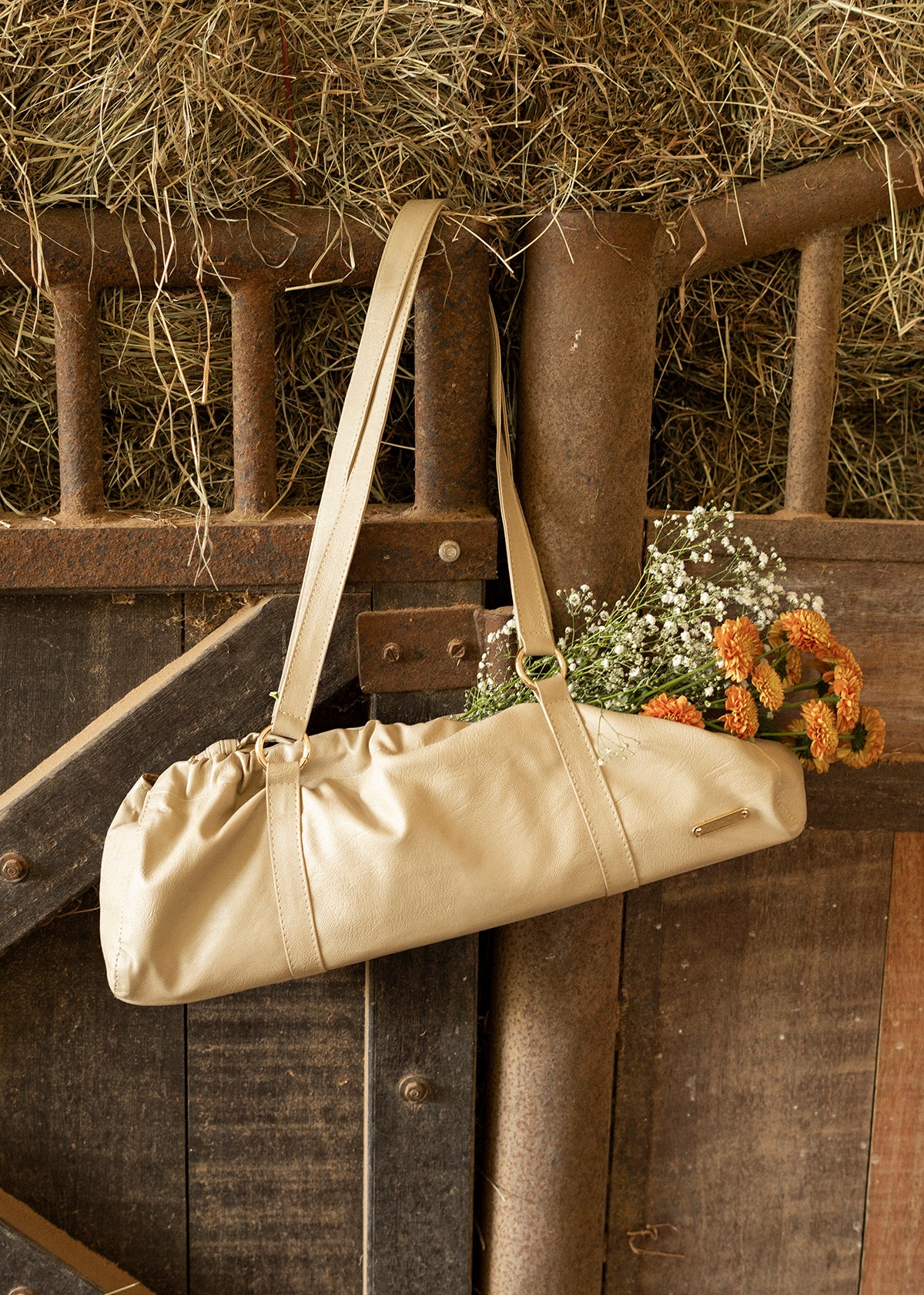 Bolso cartera color beige con recogido 105567
