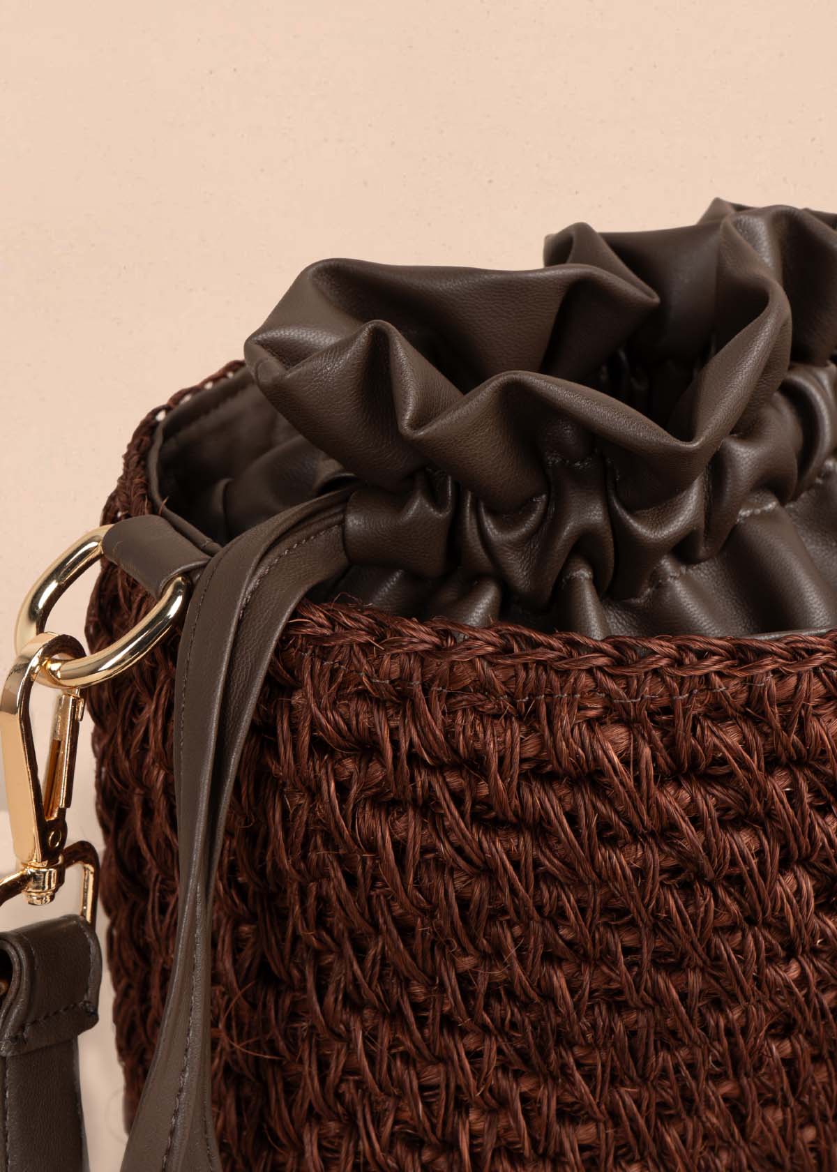 Bolso manos libres color chocolate 105569