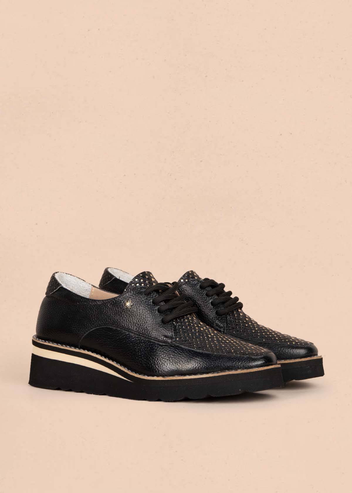 Zapatos con atadura en cuero color negro con folia 105572
