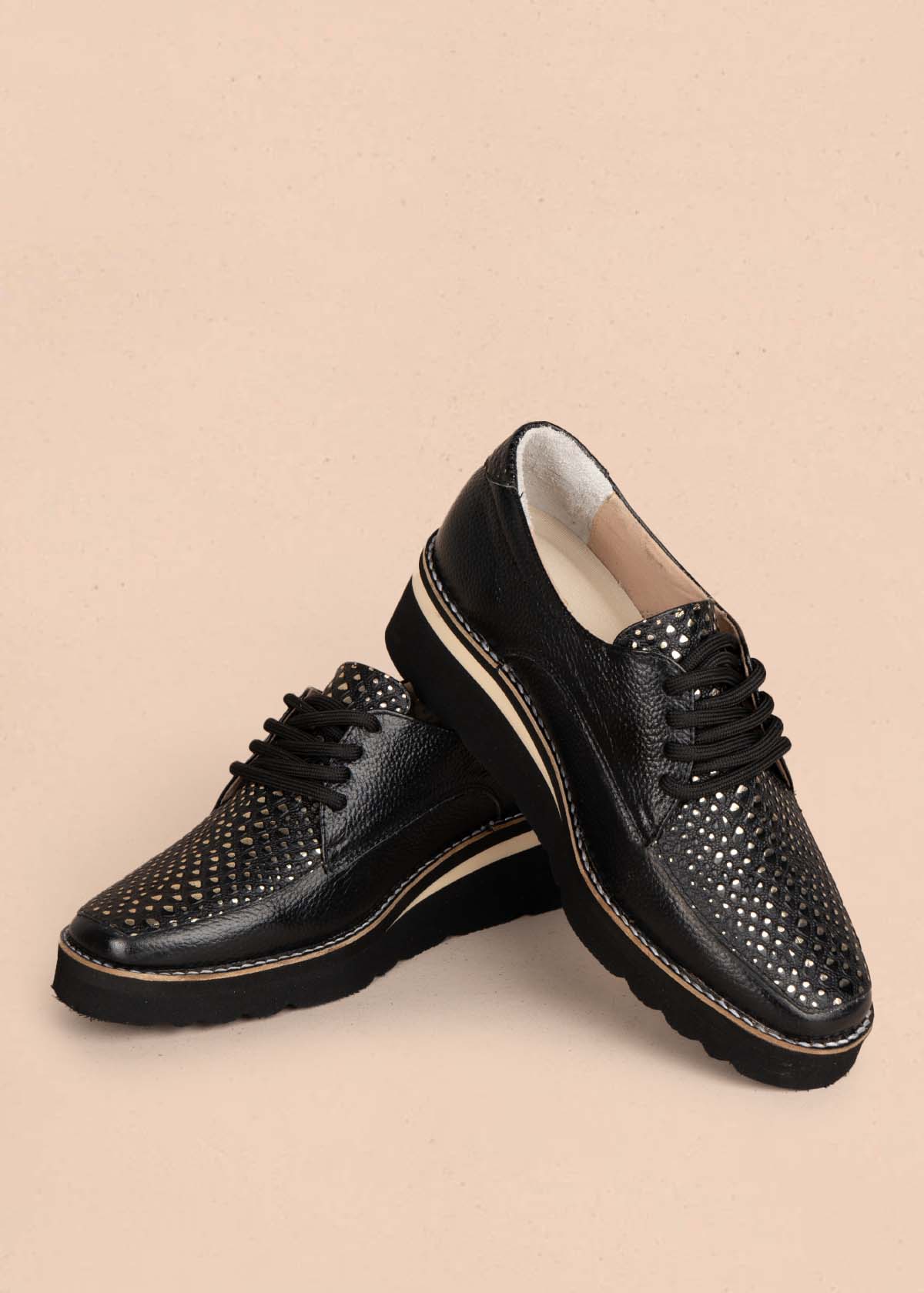 Zapatos con atadura en cuero color negro con folia 105572