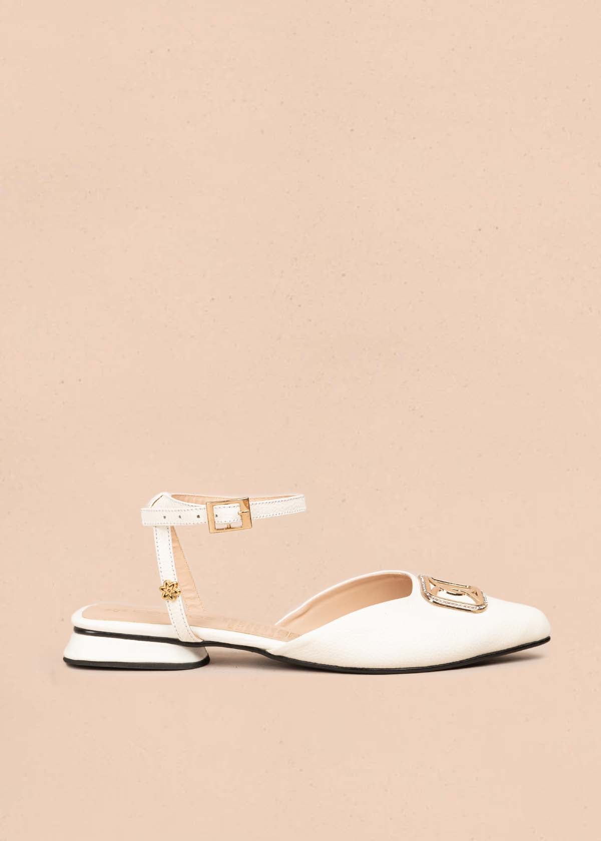 Tacones trabilla en cuero color blanco con herraje dorado 105573