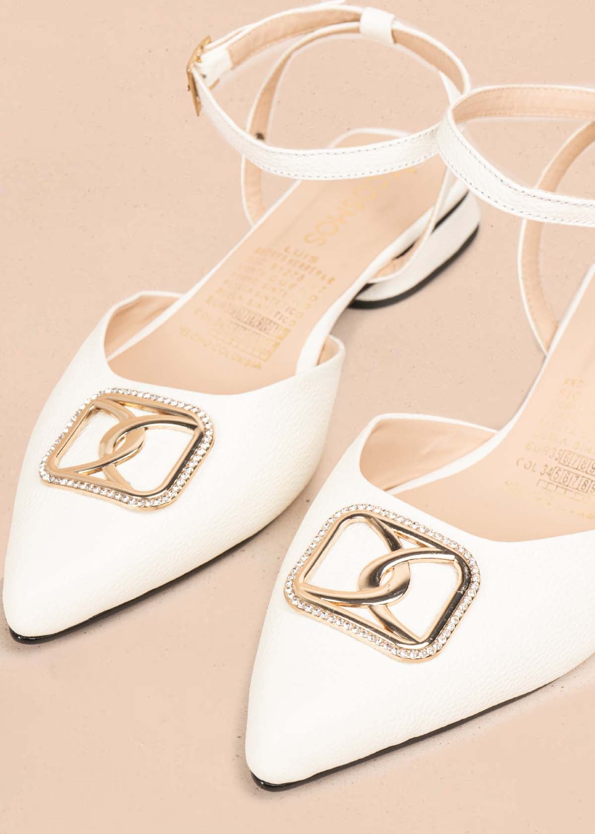 Tacones trabilla en cuero color blanco con herraje dorado 105573