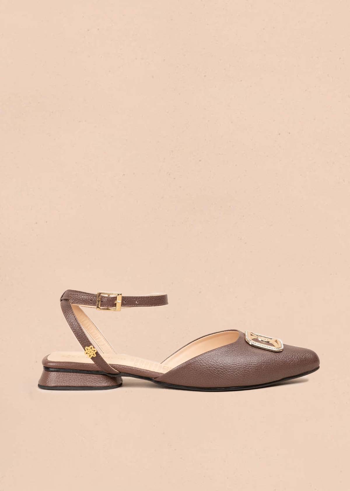 Tacones trabilla en cuero color café con herraje dorado 105573