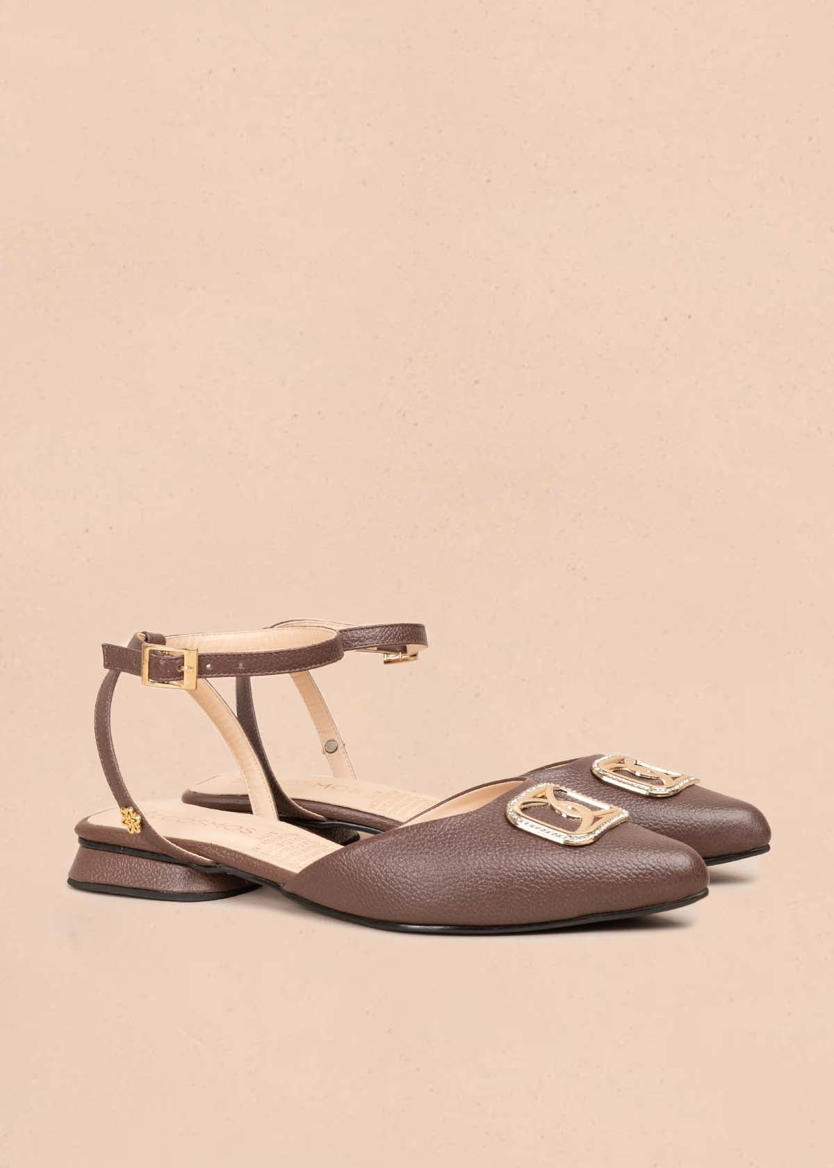 Tacones trabilla en cuero color café con herraje dorado 105573