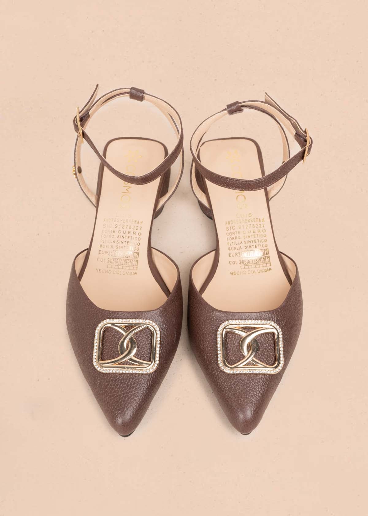 Tacones trabilla en cuero color café con herraje dorado 105573
