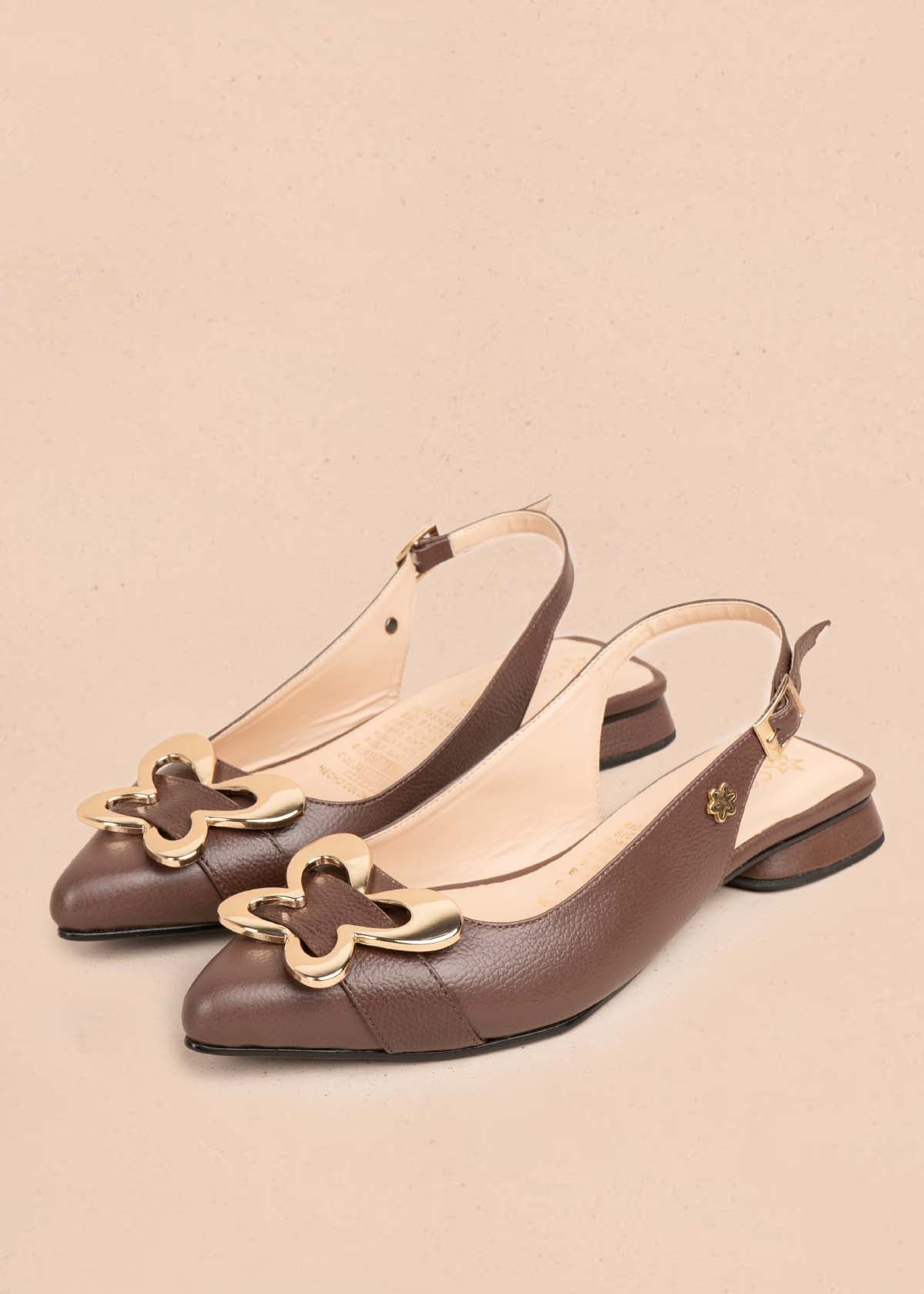 Tacones trabilla en cuero color chocolate con herraje dorado 105574