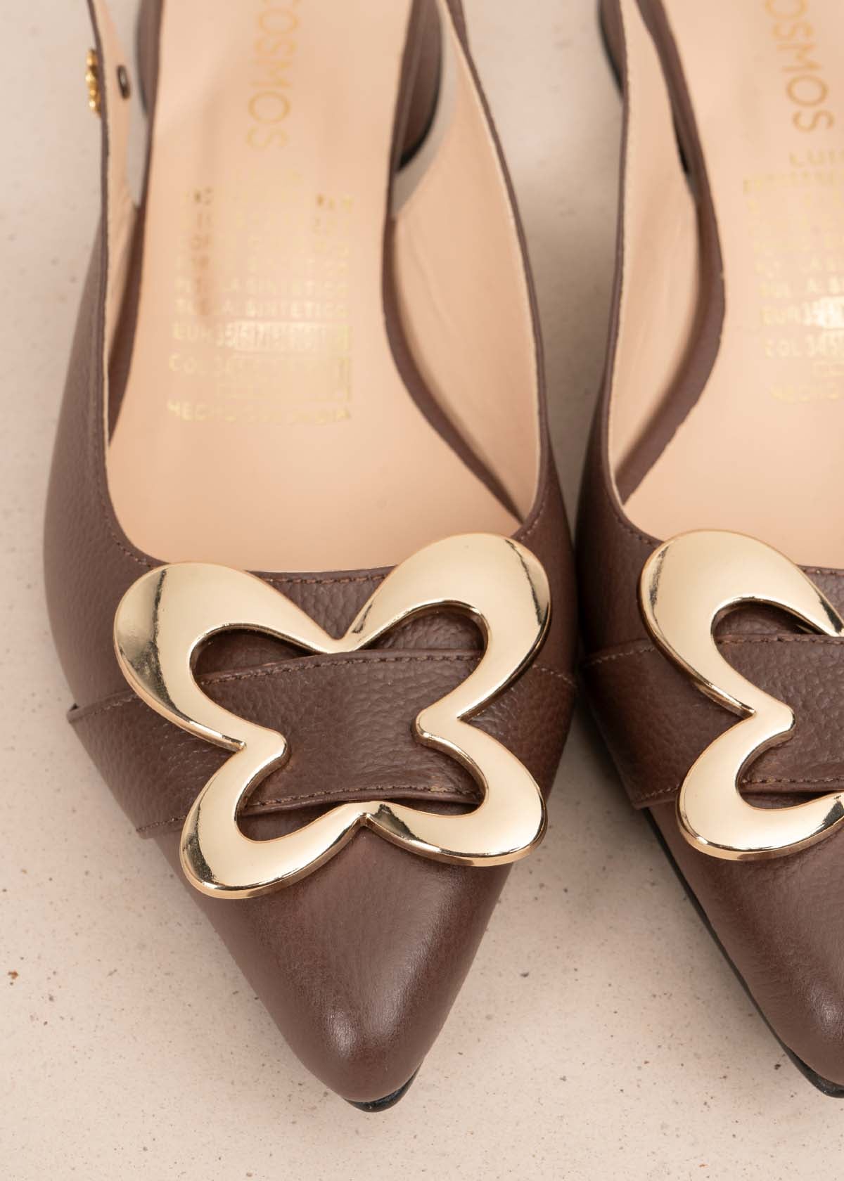 Tacones trabilla en cuero color chocolate con herraje dorado 105574