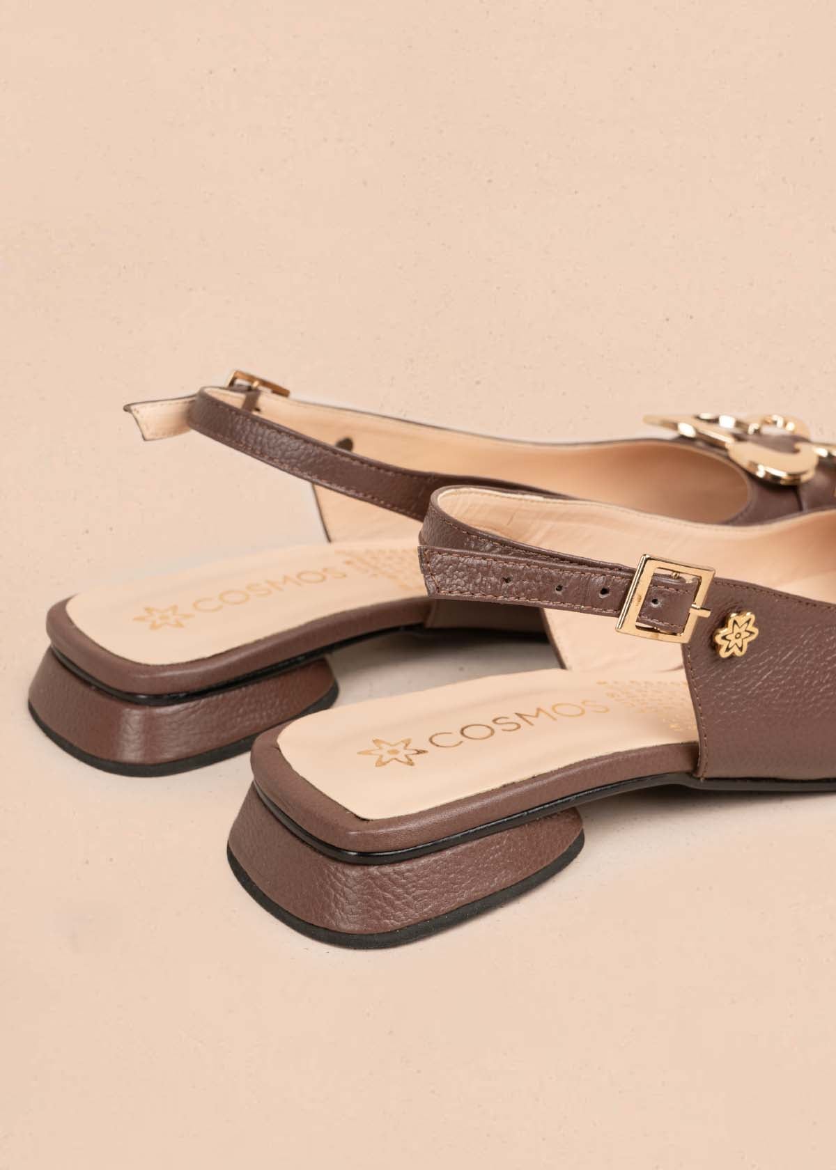 Tacones trabilla en cuero color chocolate con herraje dorado 105574