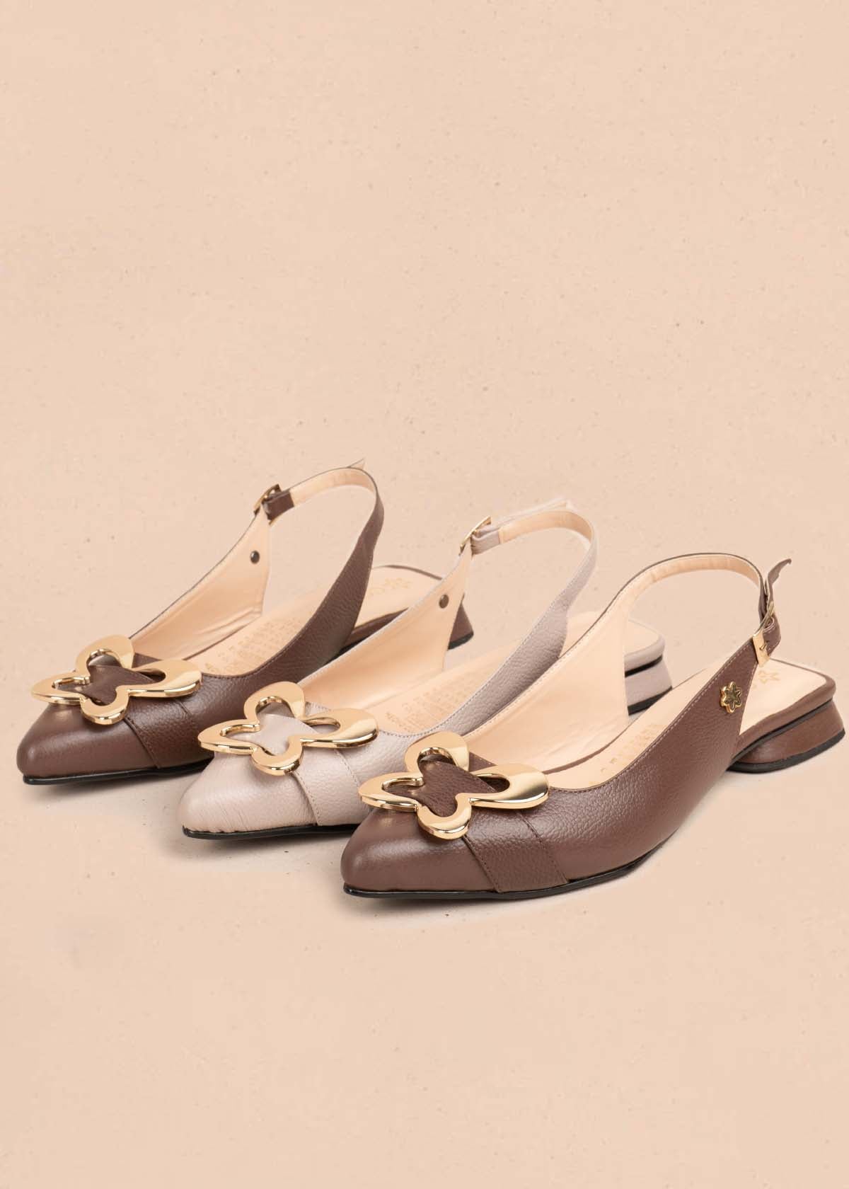 Tacones trabilla en cuero color chocolate con herraje dorado 105574