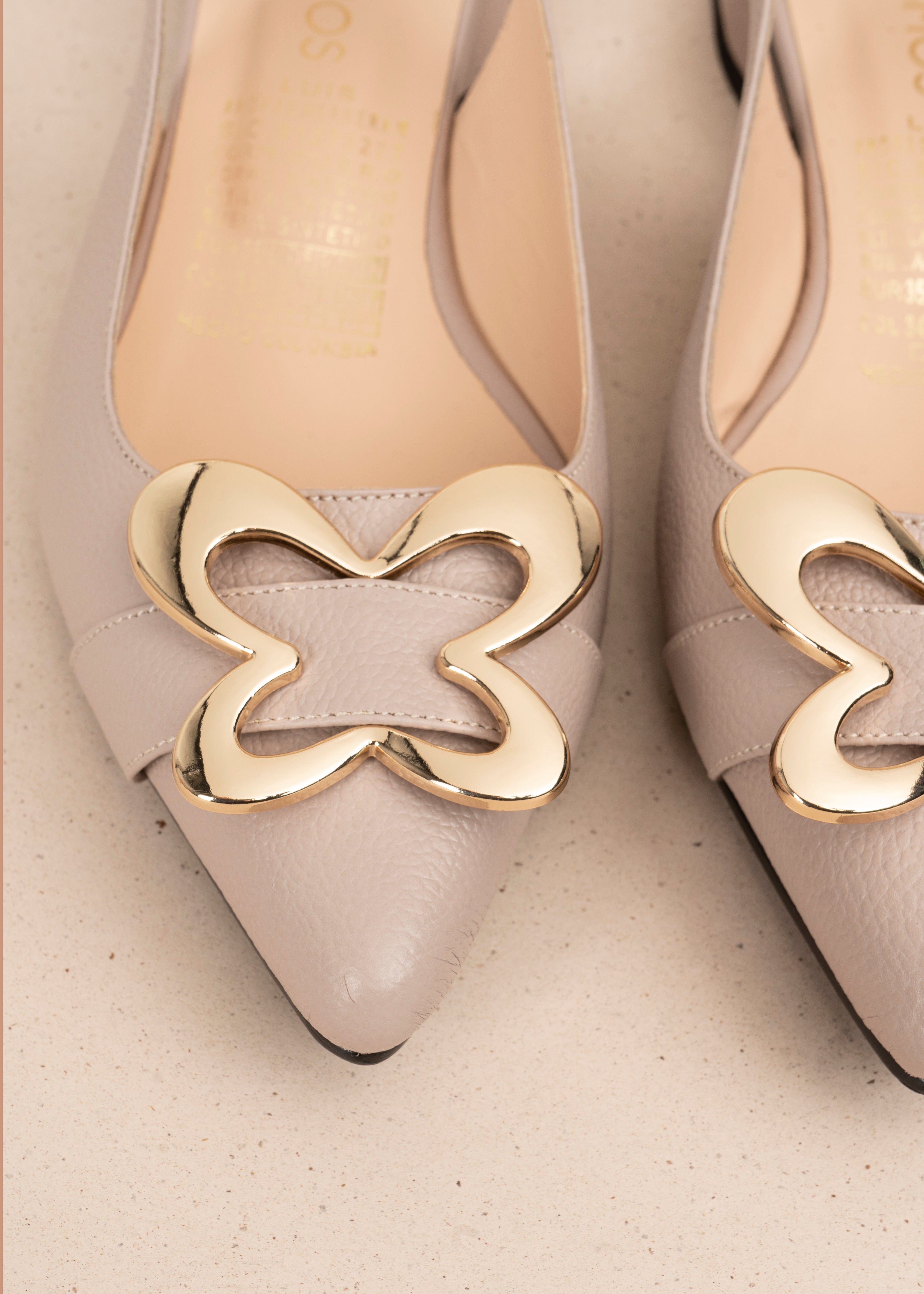 Tacones trabilla en cuero color taupe con herraje dorado 105574