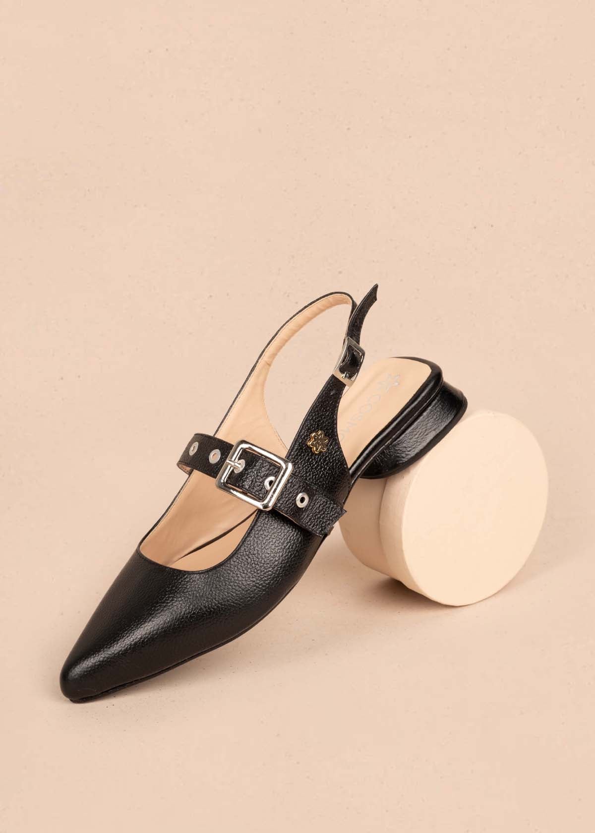 Tacones trabilla en cuero color negro con correa en empeine 105575