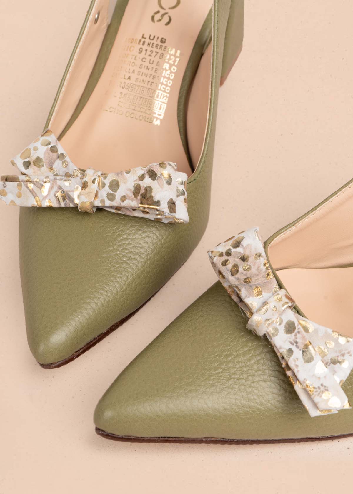 Tacones trabilla en cuero color verde con moño 105579