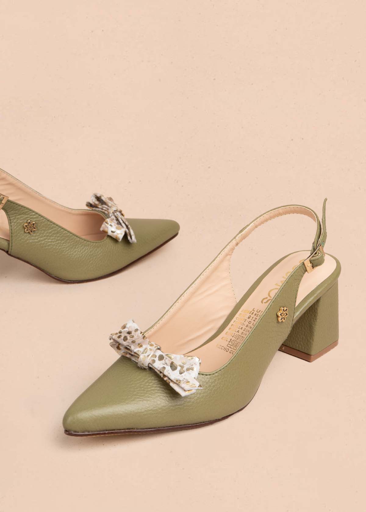 Tacones trabilla en cuero color verde con moño 105579