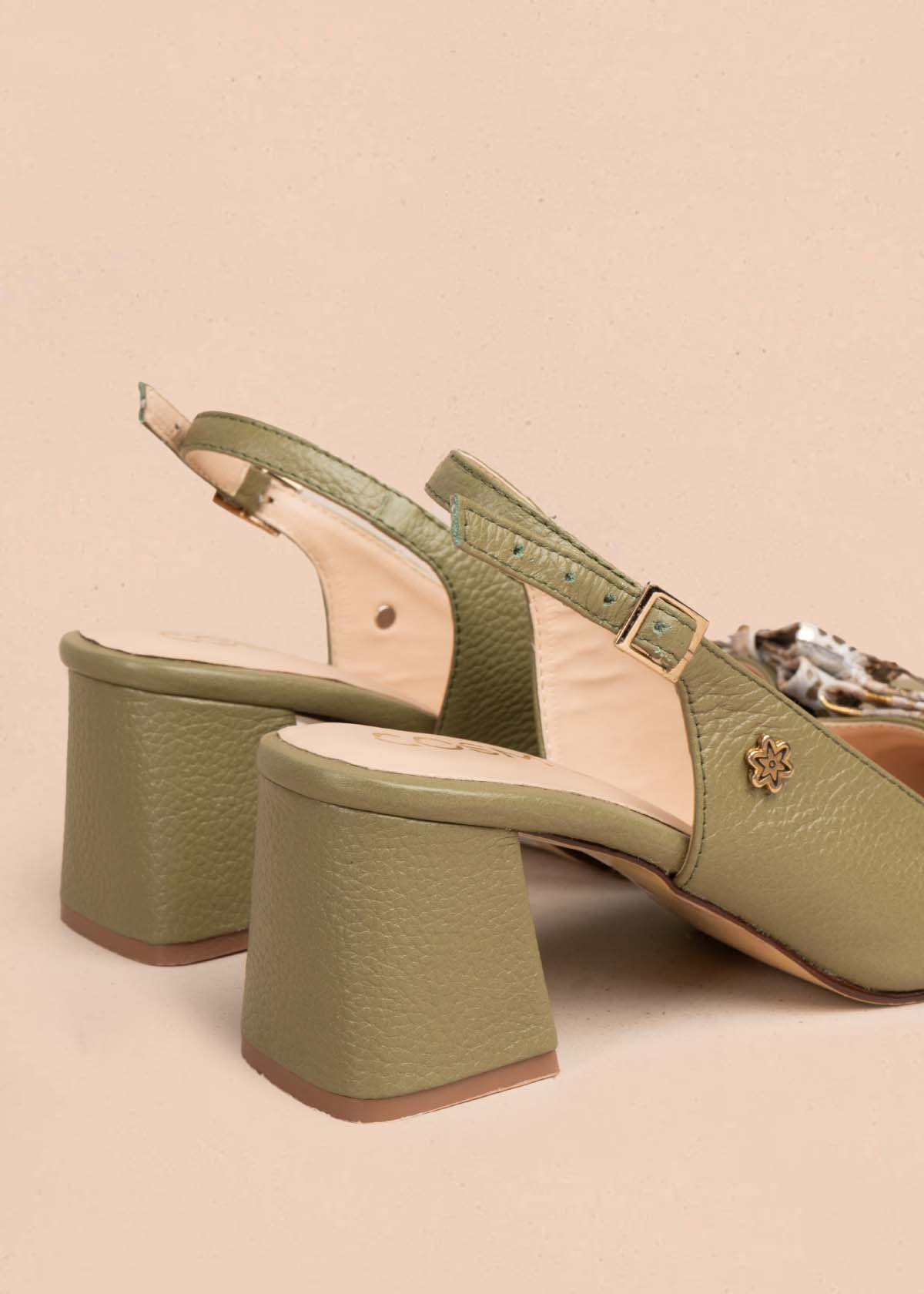 Tacones trabilla en cuero color verde con moño 105579