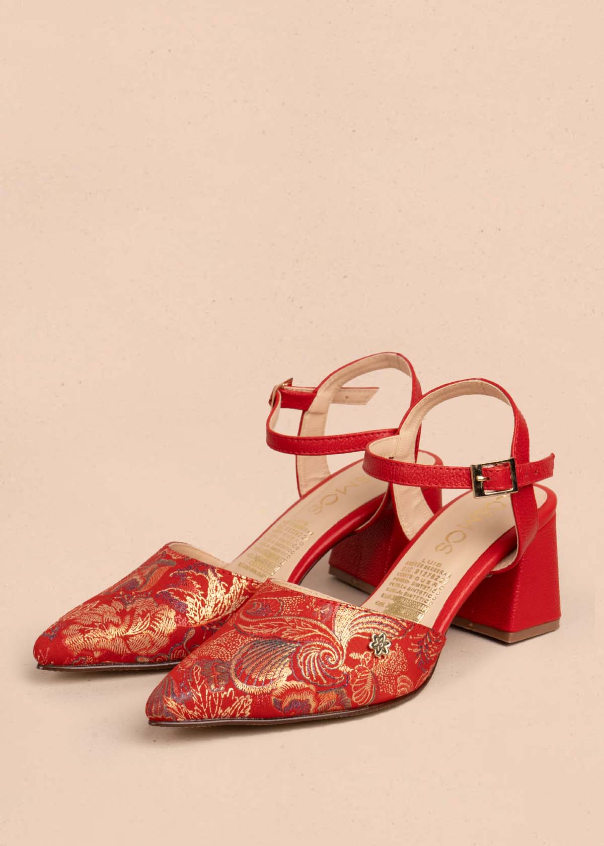 Tacones trabilla en cuero color rojo con arabescos 105580